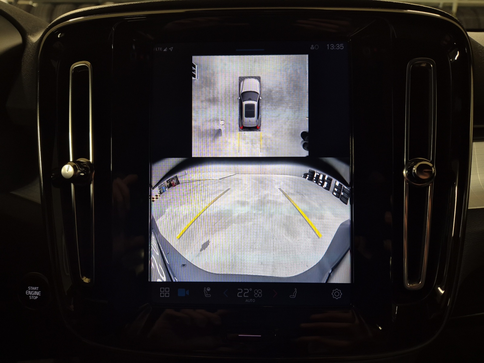VOLVO XC40 2.0 B4 MH Plus Dark-image-11