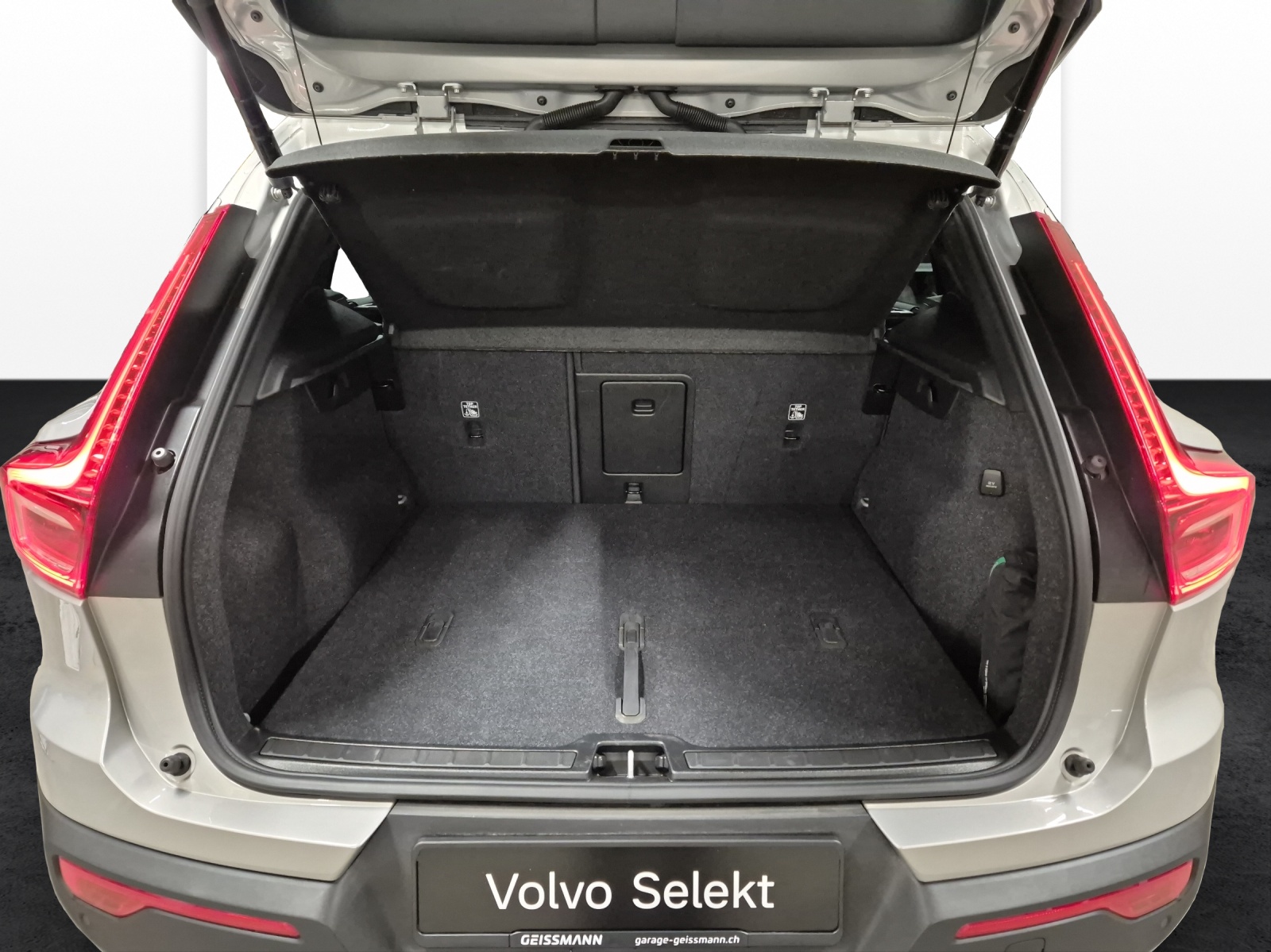 VOLVO XC40 2.0 B4 MH Plus Dark-image-18