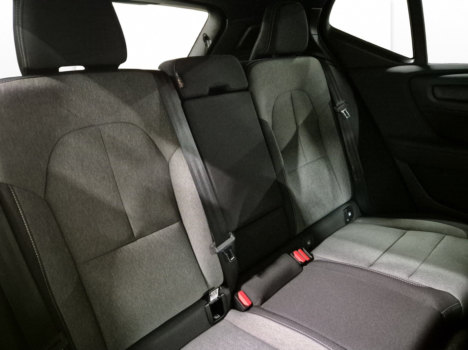 VOLVO XC40 2.0 B4 MH Plus Dark-image-16