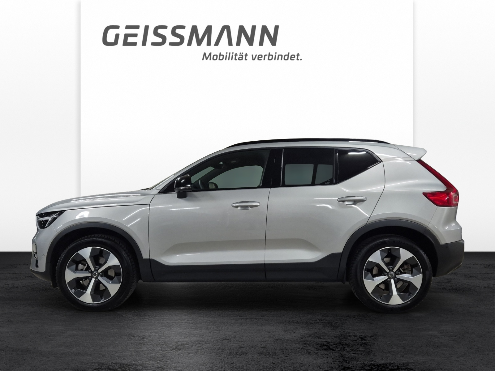 VOLVO XC40 2.0 B4 MH Plus Dark-showroom-element-2