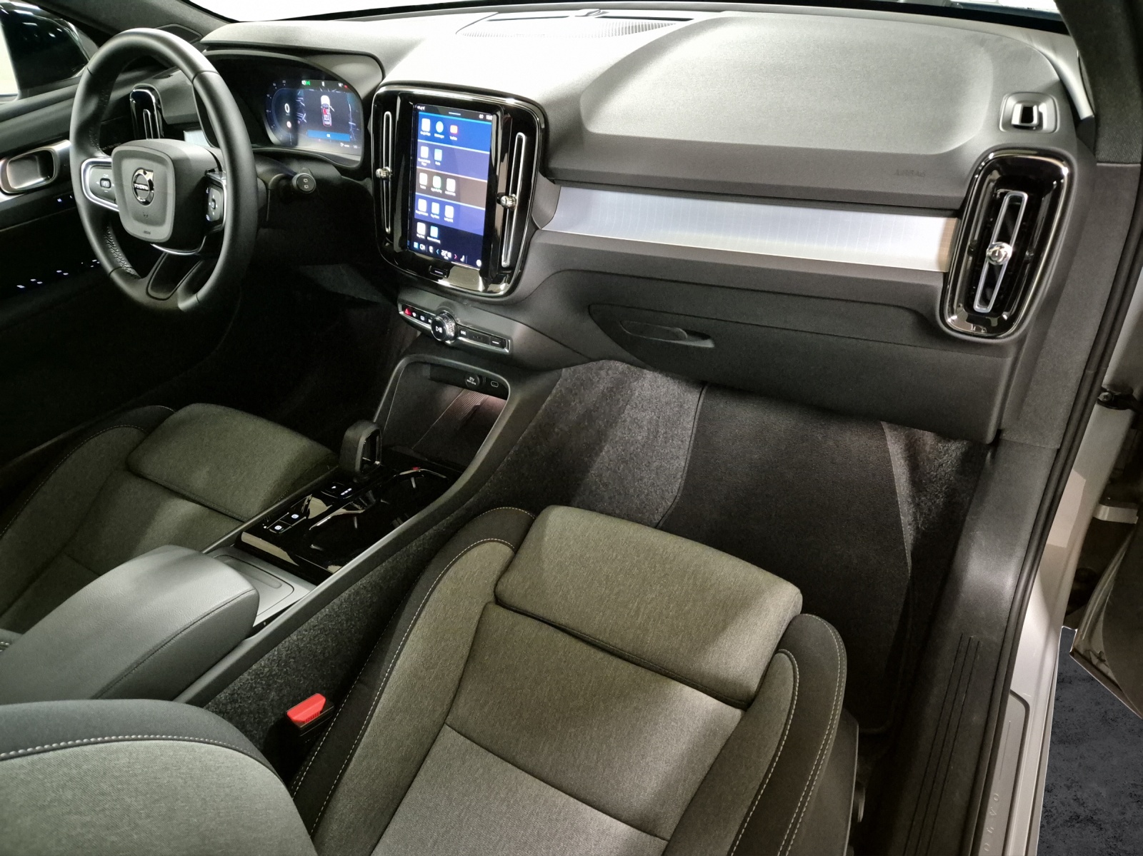 VOLVO XC40 2.0 B4 MH Plus Dark-image-17