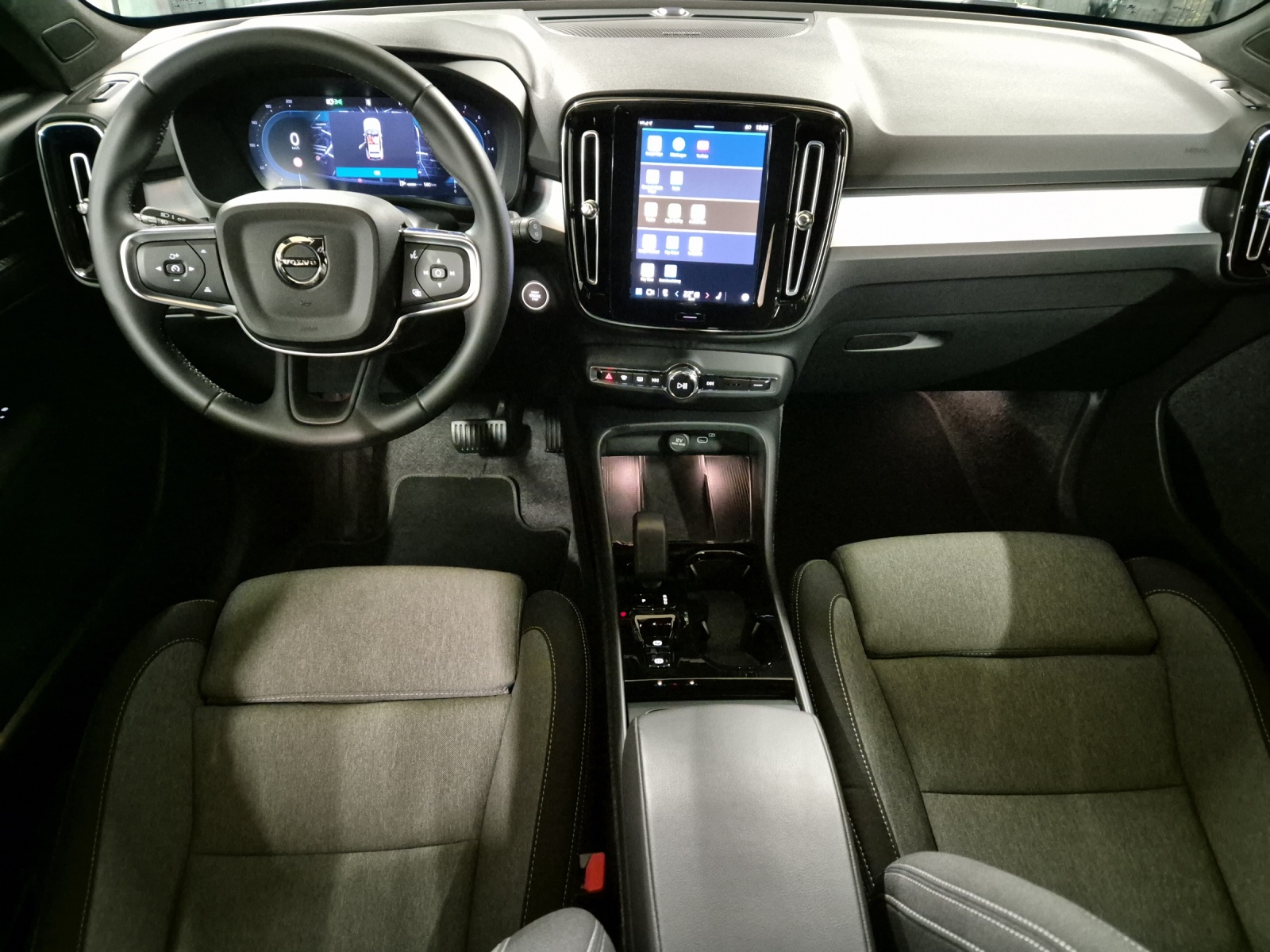 VOLVO XC40 2.0 B4 MH Plus Dark-image-10
