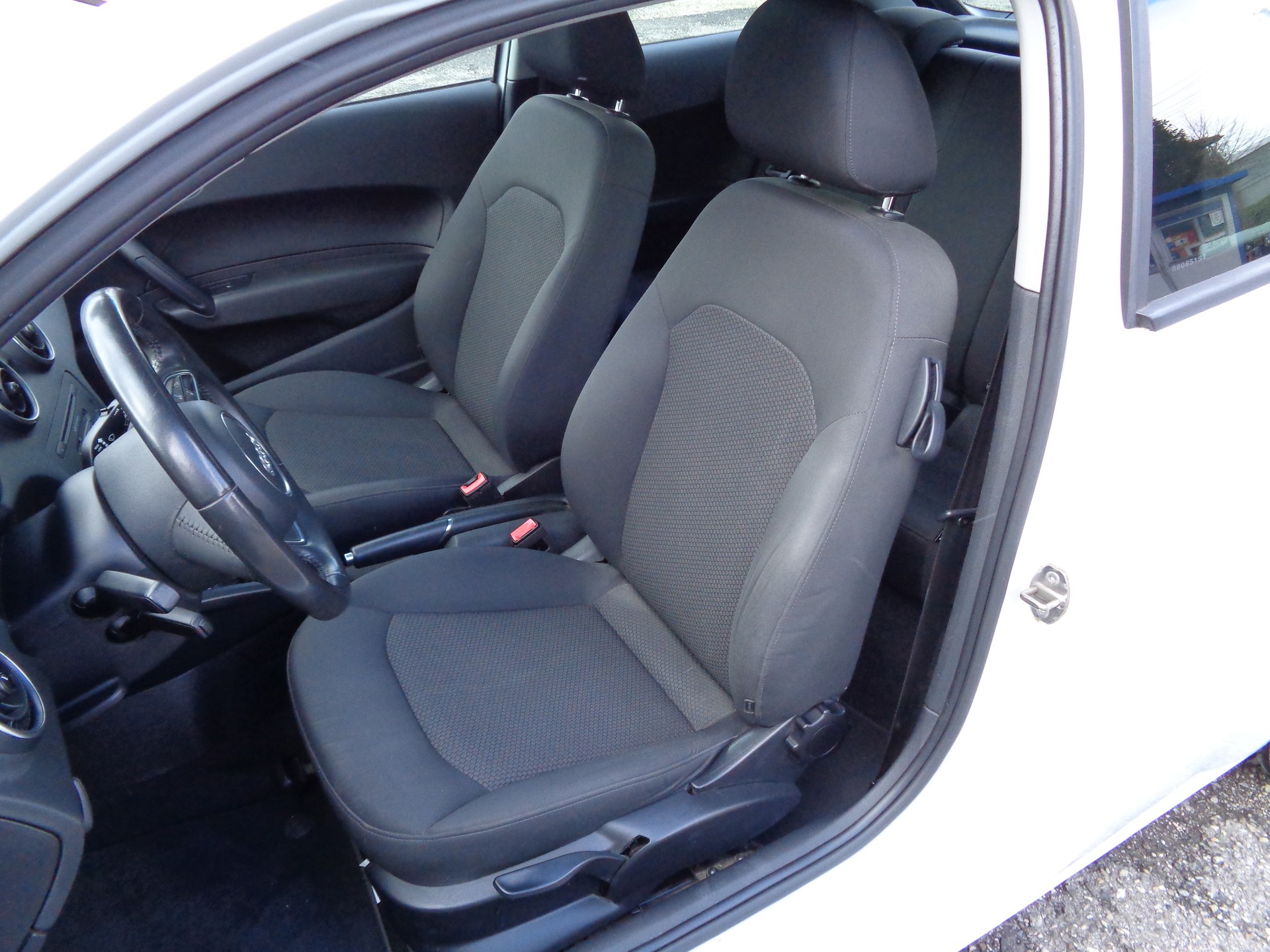AUDI A1 1.4 TFSI Attraction S-tronic-image-8