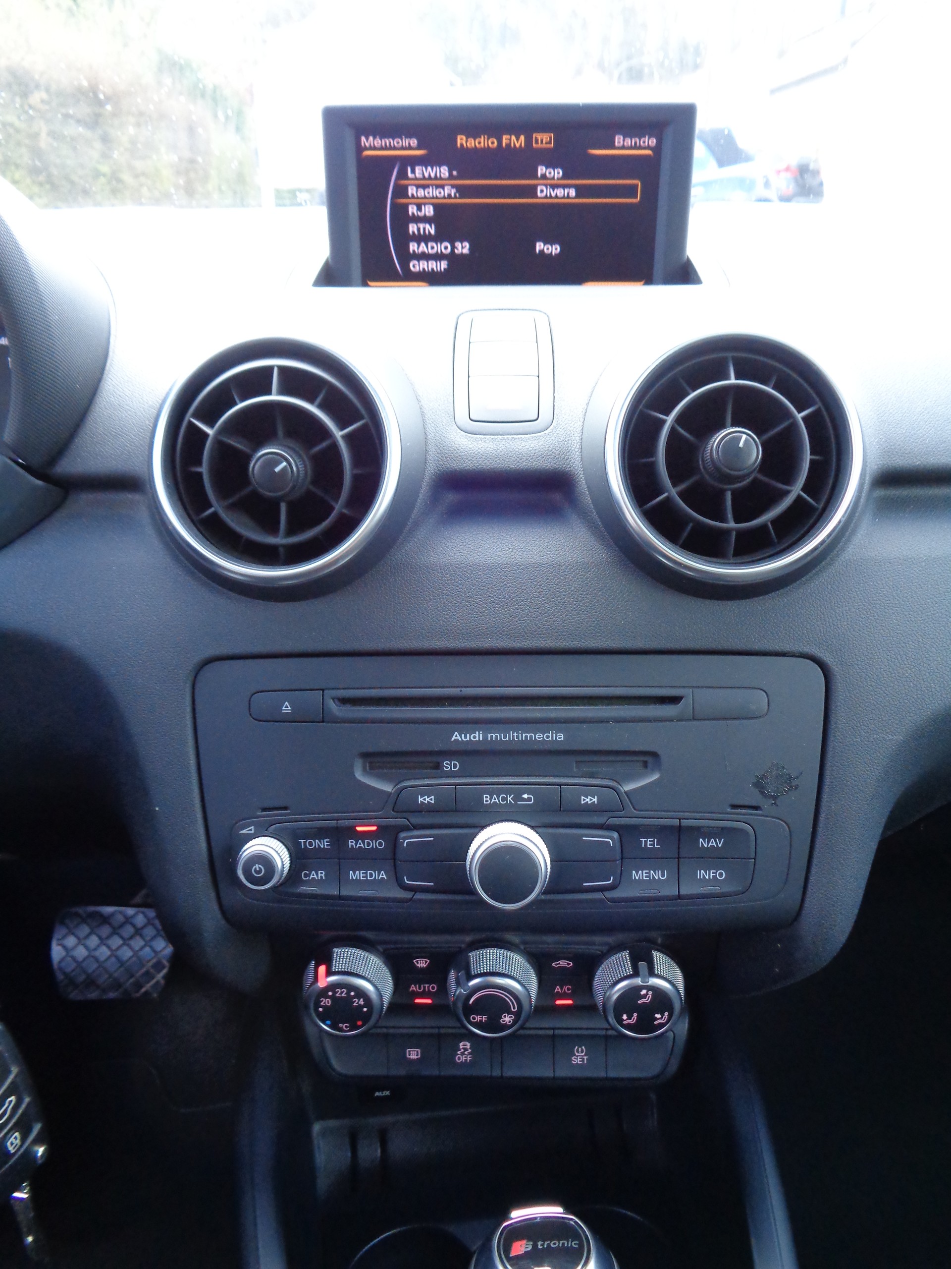 AUDI A1 1.4 TFSI Attraction S-tronic-image-10