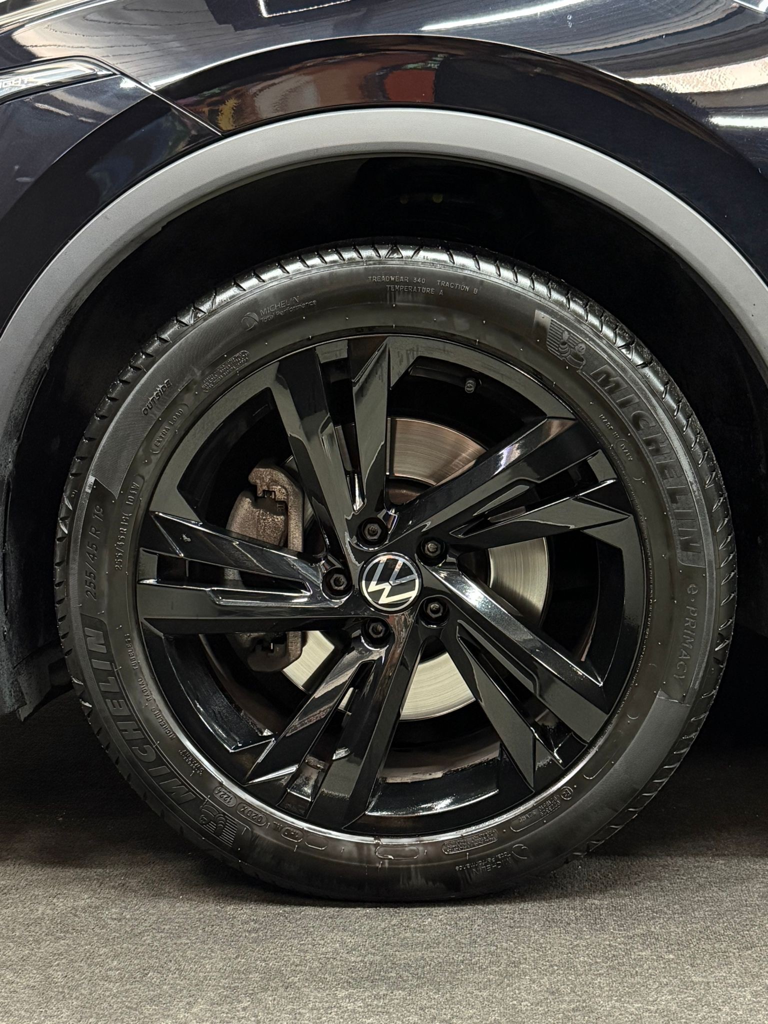 VW Tiguan 2.0TSI R-Line 4Motion DSG / All Black / Apple Play / Driving Assistant /-image-7