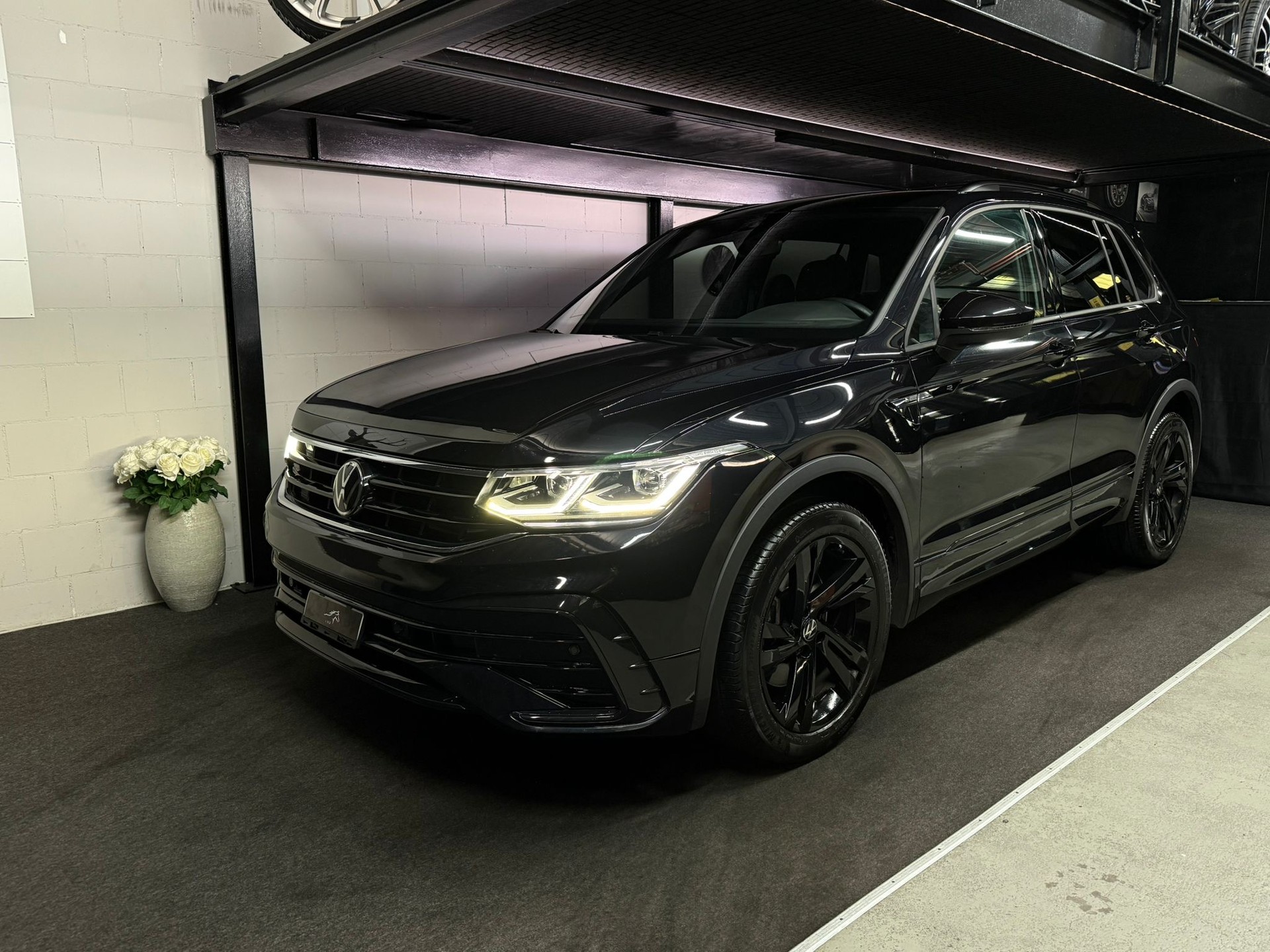 VW Tiguan 2.0TSI R-Line 4Motion DSG / All Black / Apple Play / Driving Assistant /