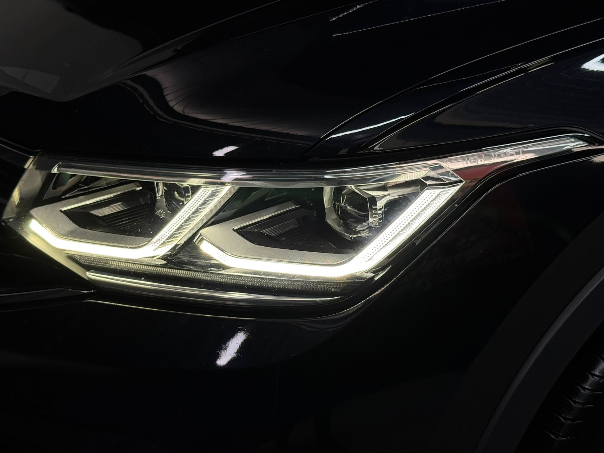 VW Tiguan 2.0TSI R-Line 4Motion DSG / All Black / Apple Play / Driving Assistant /-image-19