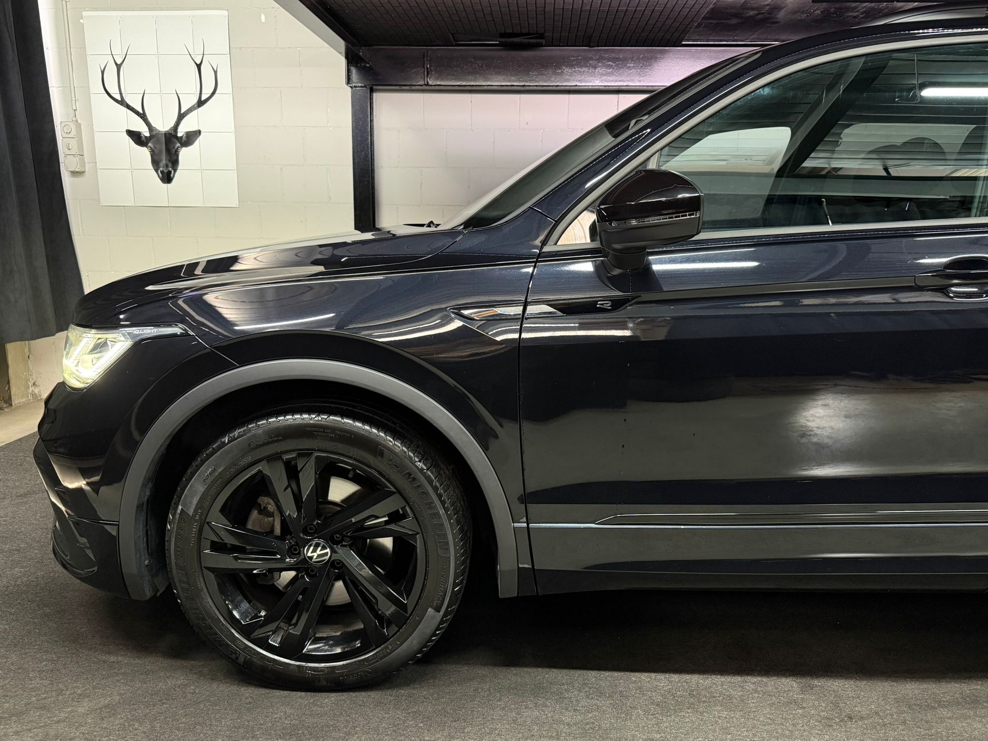 VW Tiguan 2.0TSI R-Line 4Motion DSG / All Black / Apple Play / Driving Assistant /-image-8