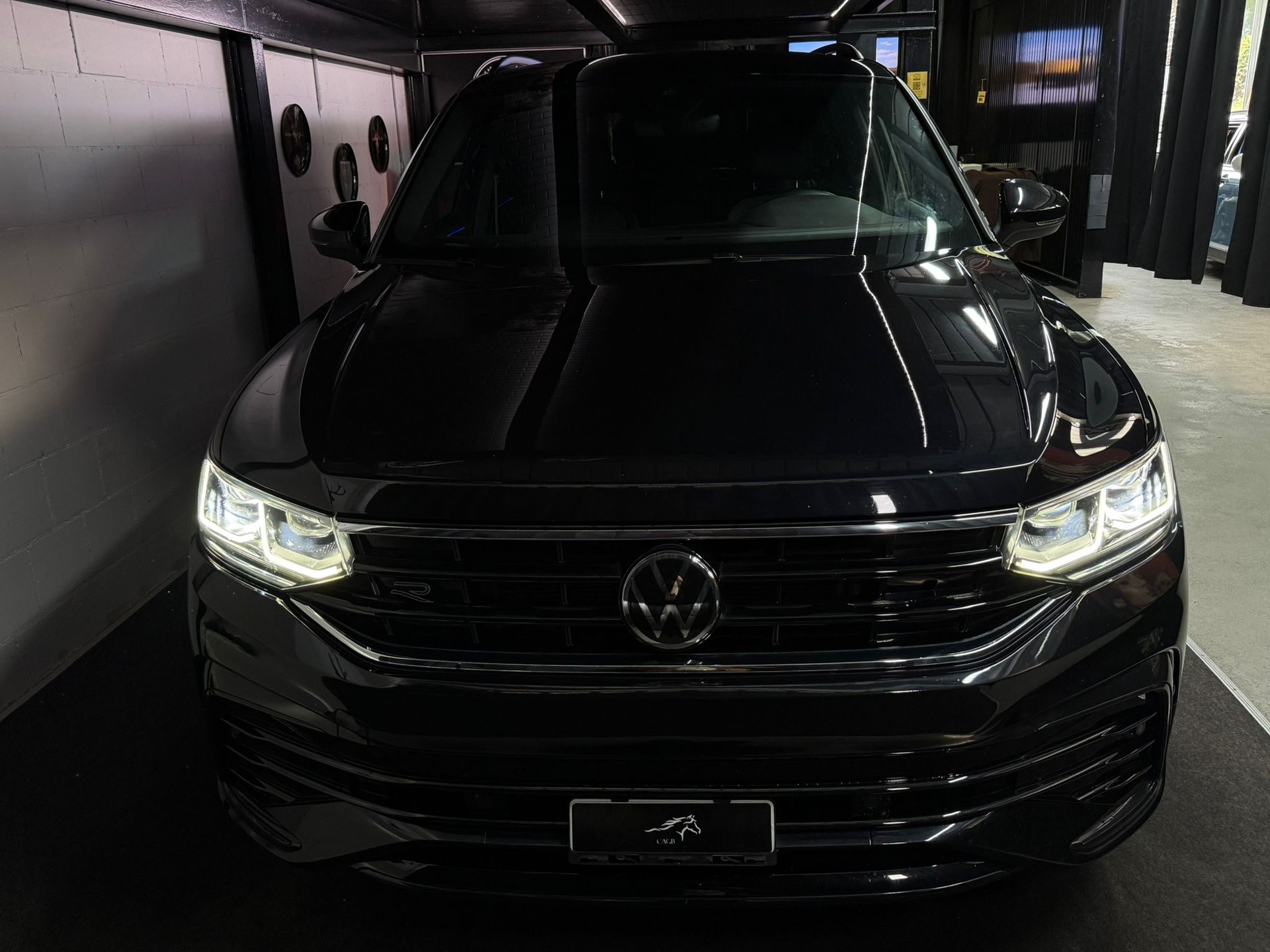 VW Tiguan 2.0TSI R-Line 4Motion DSG / All Black / Apple Play / Driving Assistant /-image-5