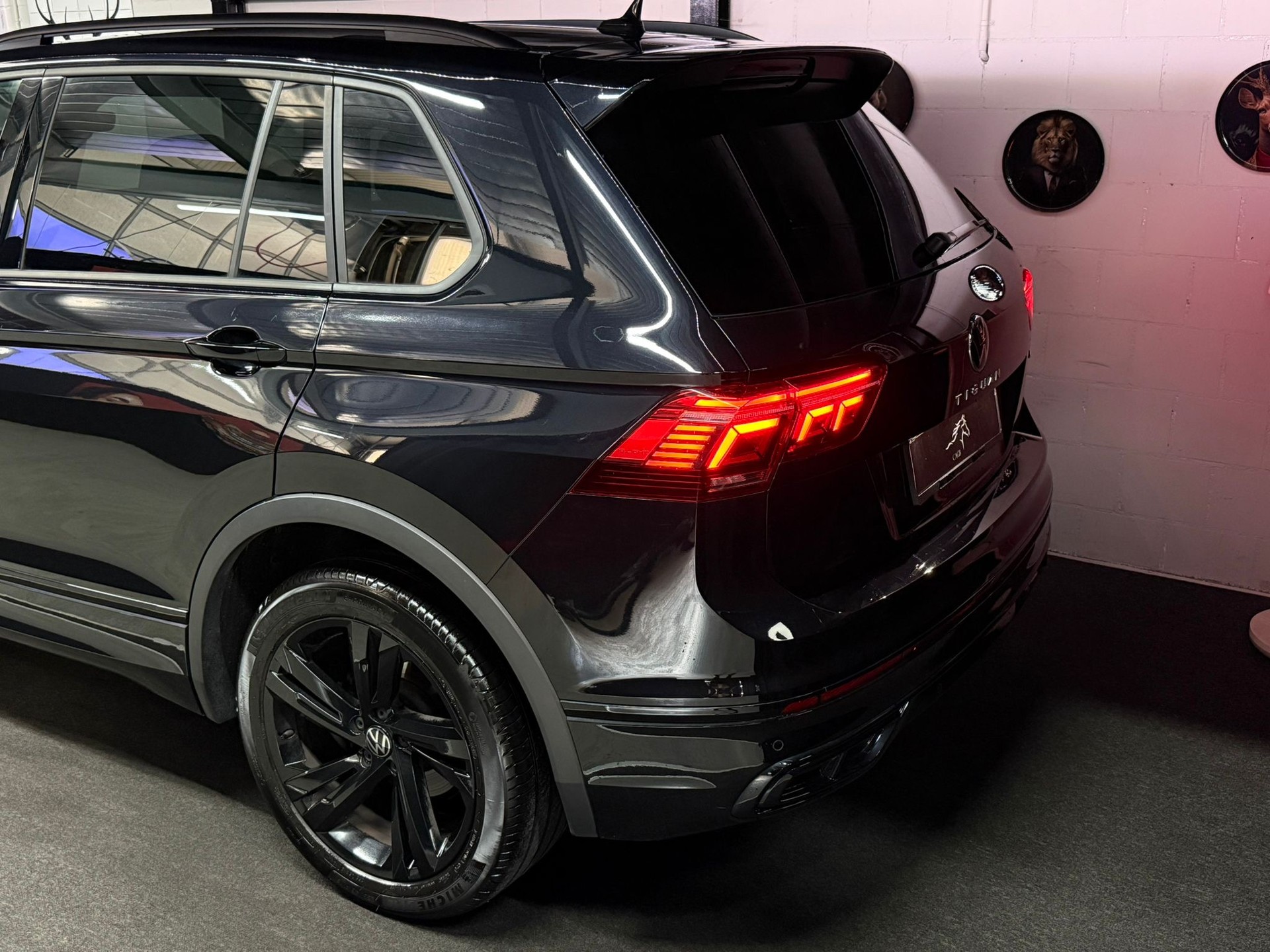 VW Tiguan 2.0TSI R-Line 4Motion DSG / All Black / Apple Play / Driving Assistant /-showroom-element-2