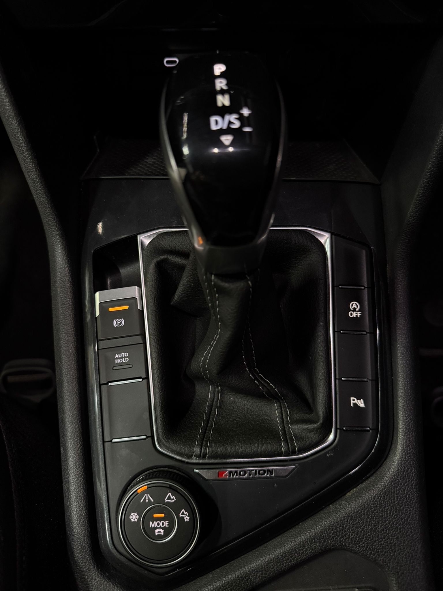 VW Tiguan 2.0TSI R-Line 4Motion DSG / All Black / Apple Play / Driving Assistant /-image-17