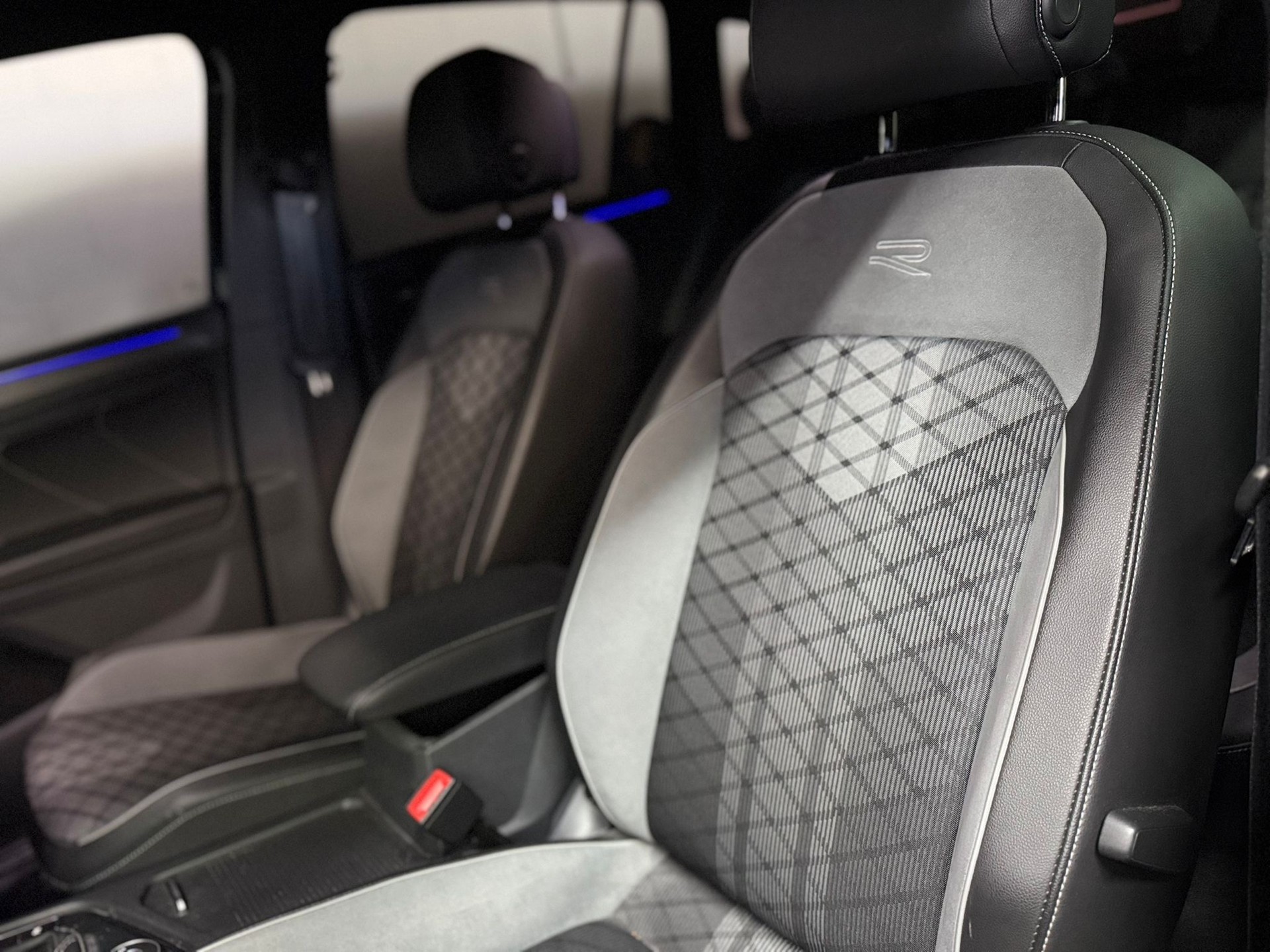 VW Tiguan 2.0TSI R-Line 4Motion DSG / All Black / Apple Play / Driving Assistant /-image-10