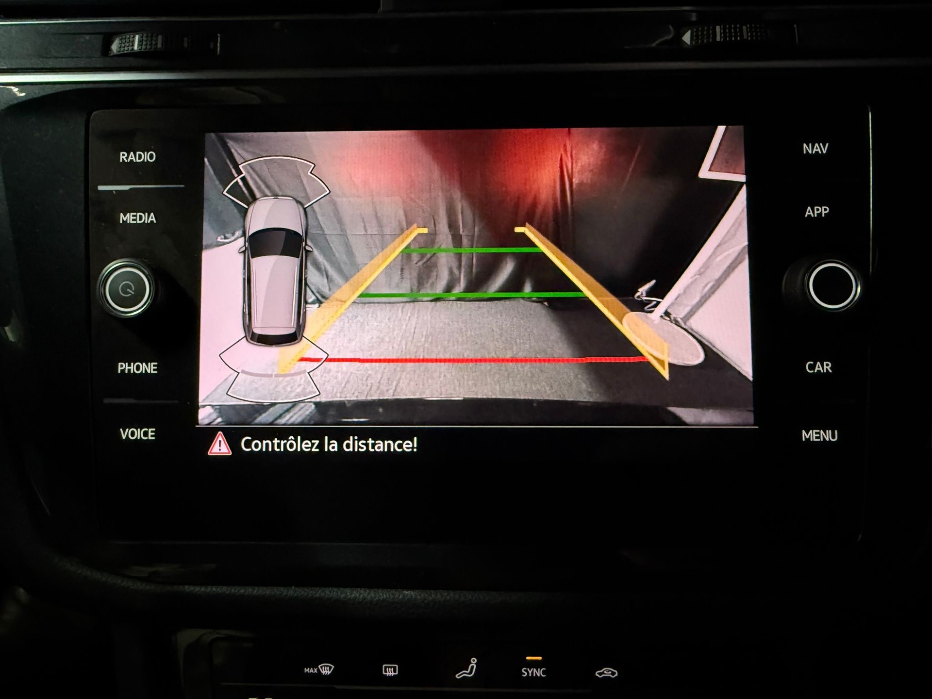 VW Tiguan 2.0TSI R-Line 4Motion DSG / All Black / Apple Play / Driving Assistant /-image-16