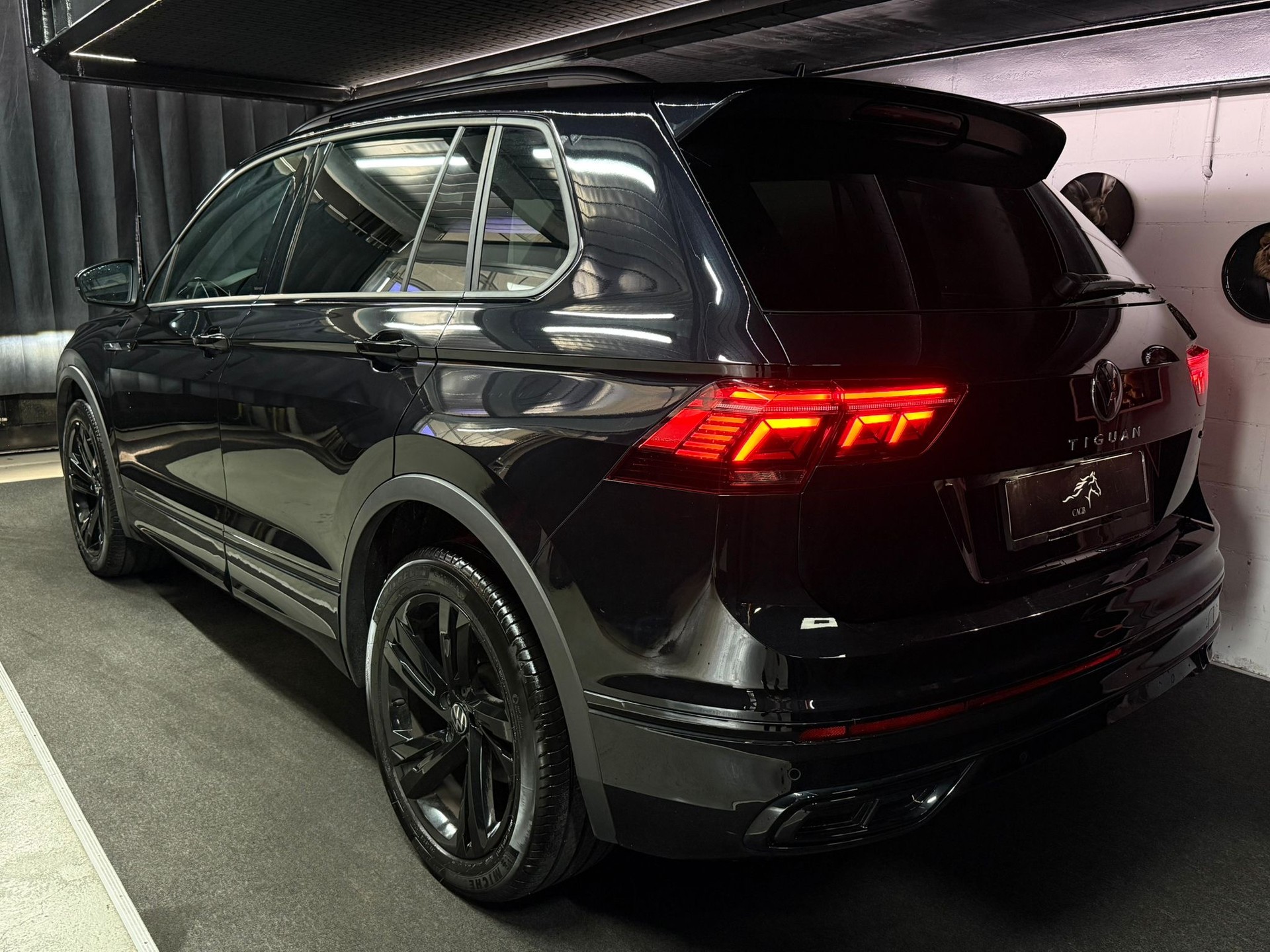 VW Tiguan 2.0TSI R-Line 4Motion DSG / All Black / Apple Play / Driving Assistant /-showroom-element-3