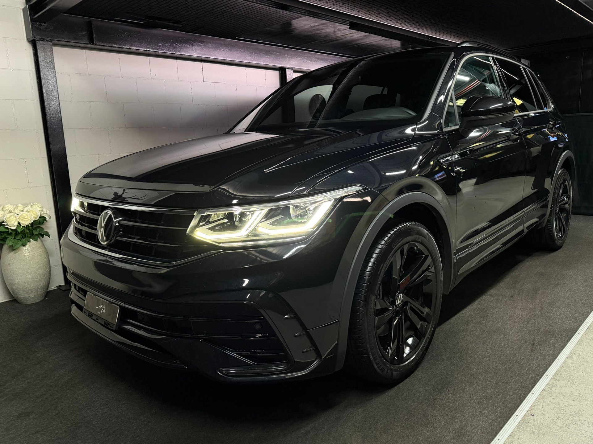 VW Tiguan 2.0TSI R-Line 4Motion DSG / All Black / Apple Play / Driving Assistant /-showroom-element-1