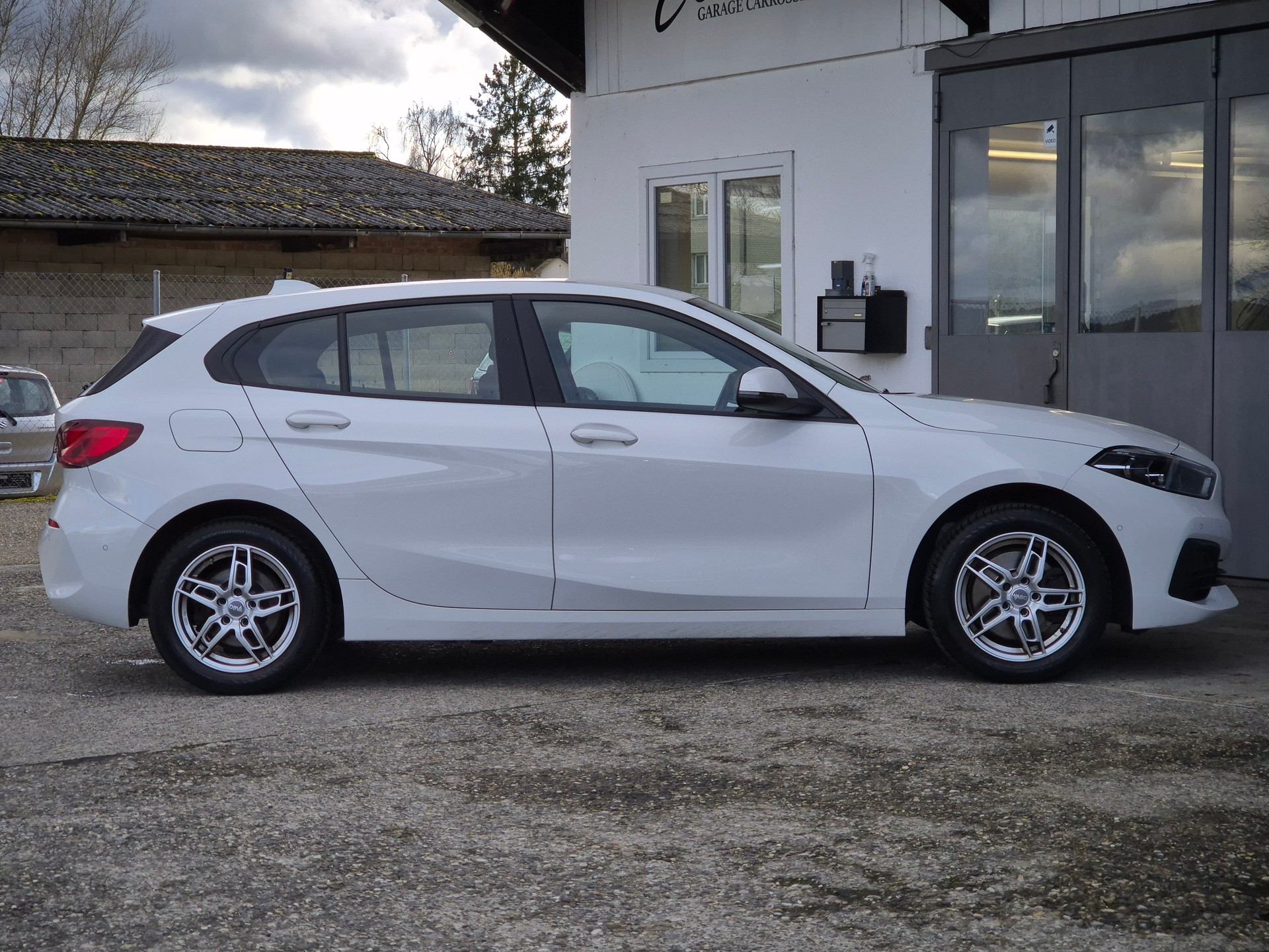 BMW 118i-image-4