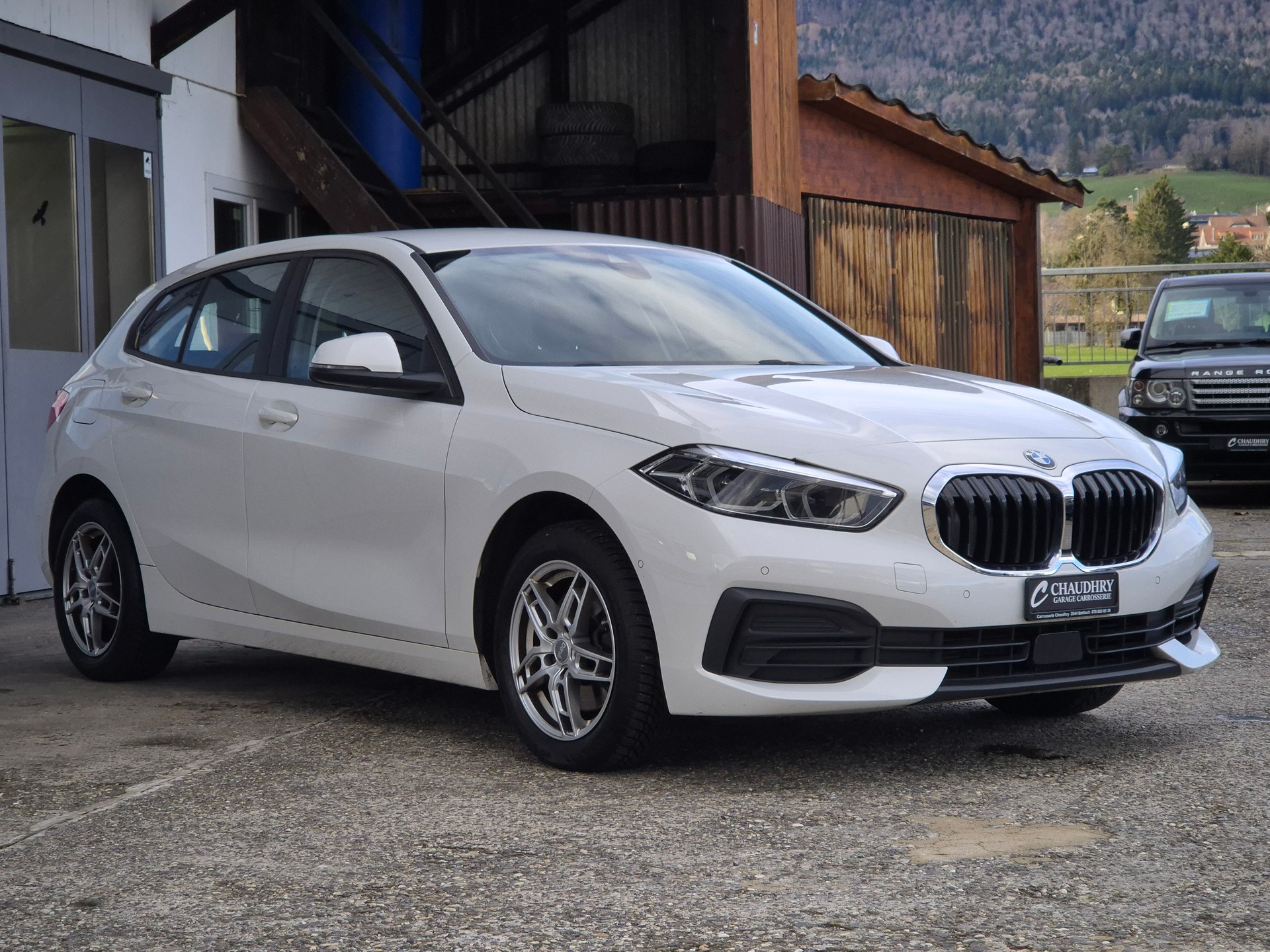 BMW 118i-showroom-element-3
