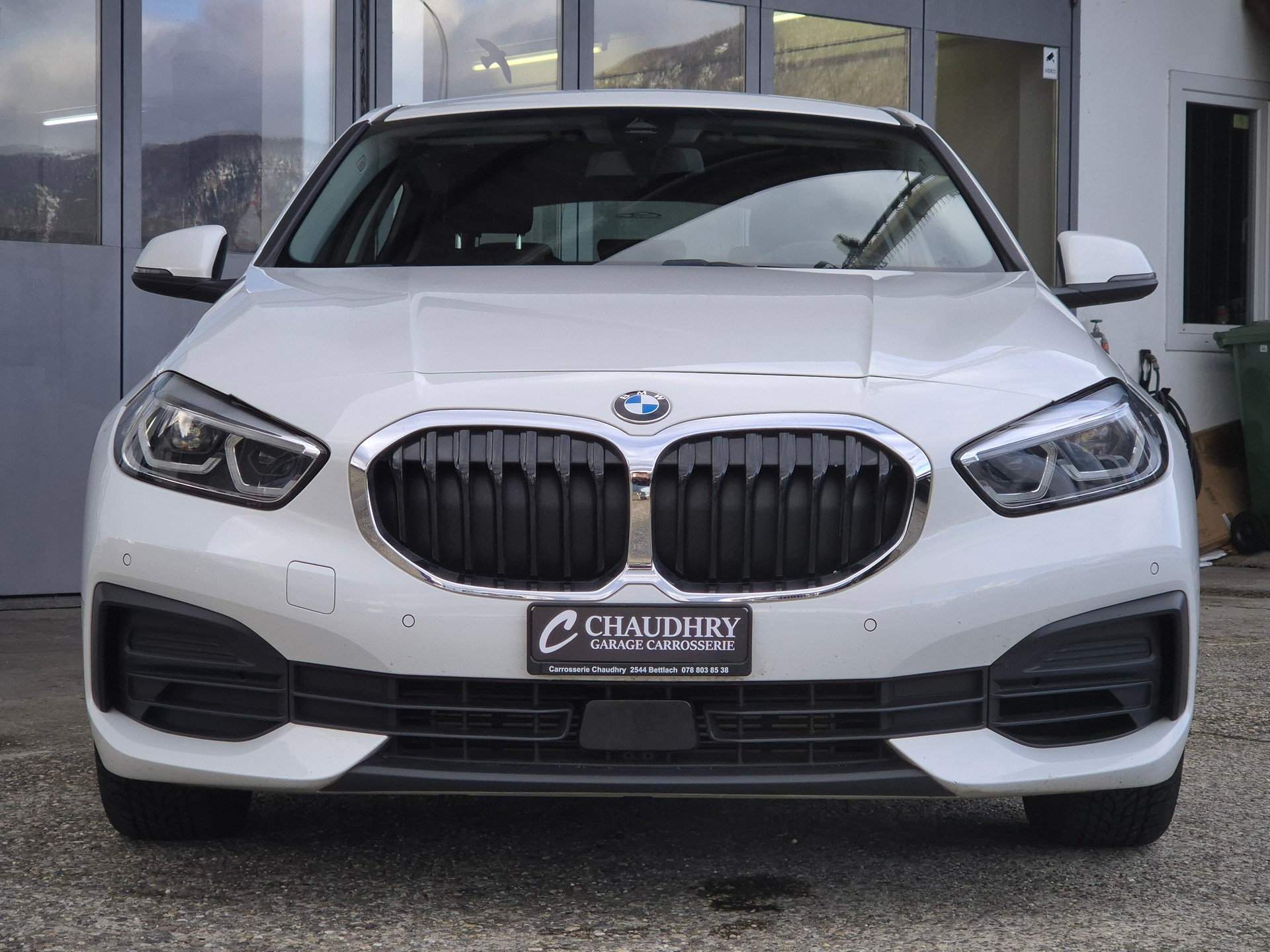 BMW 118i-showroom-element-1