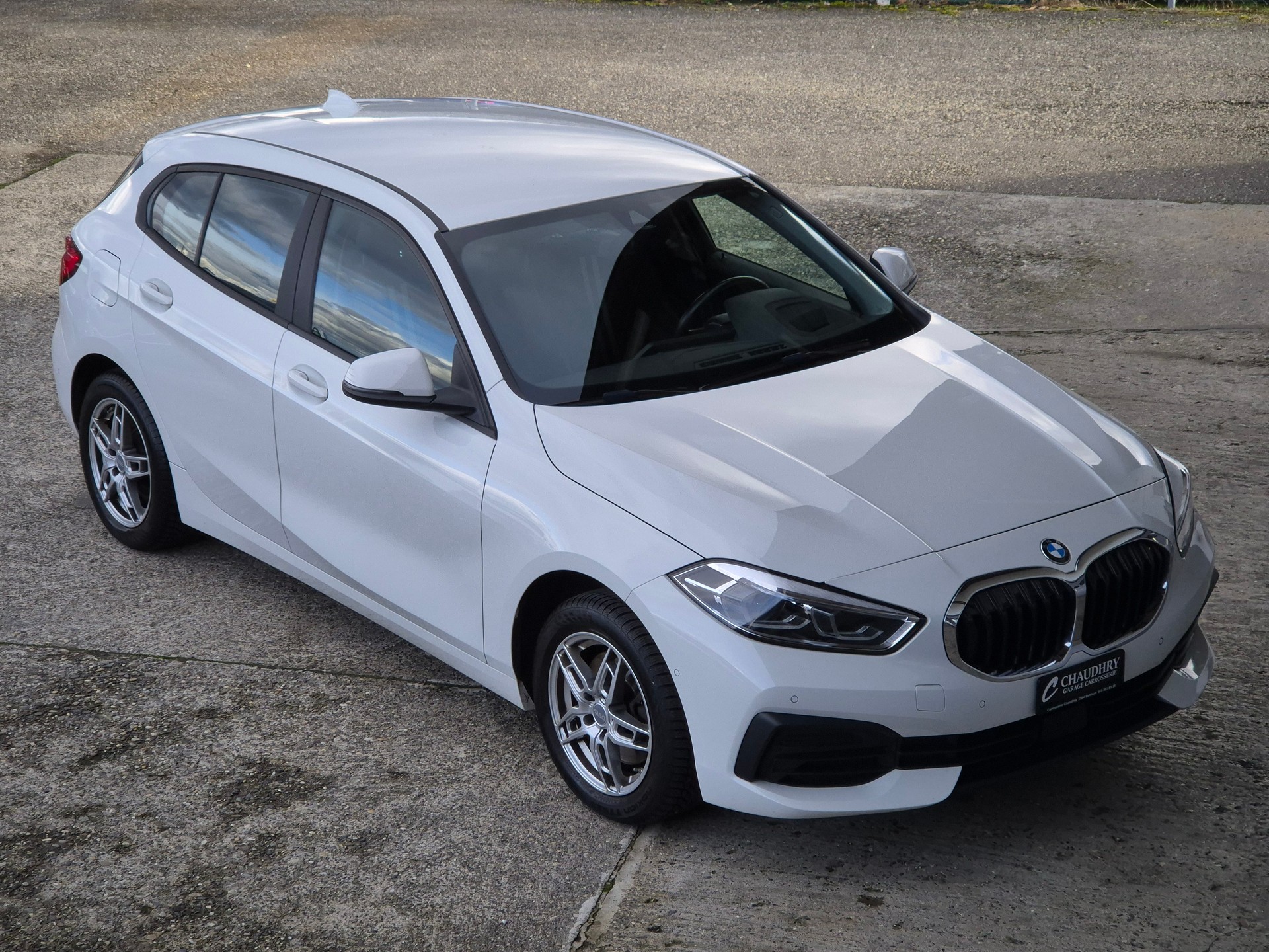 BMW 118i-showroom-element-2