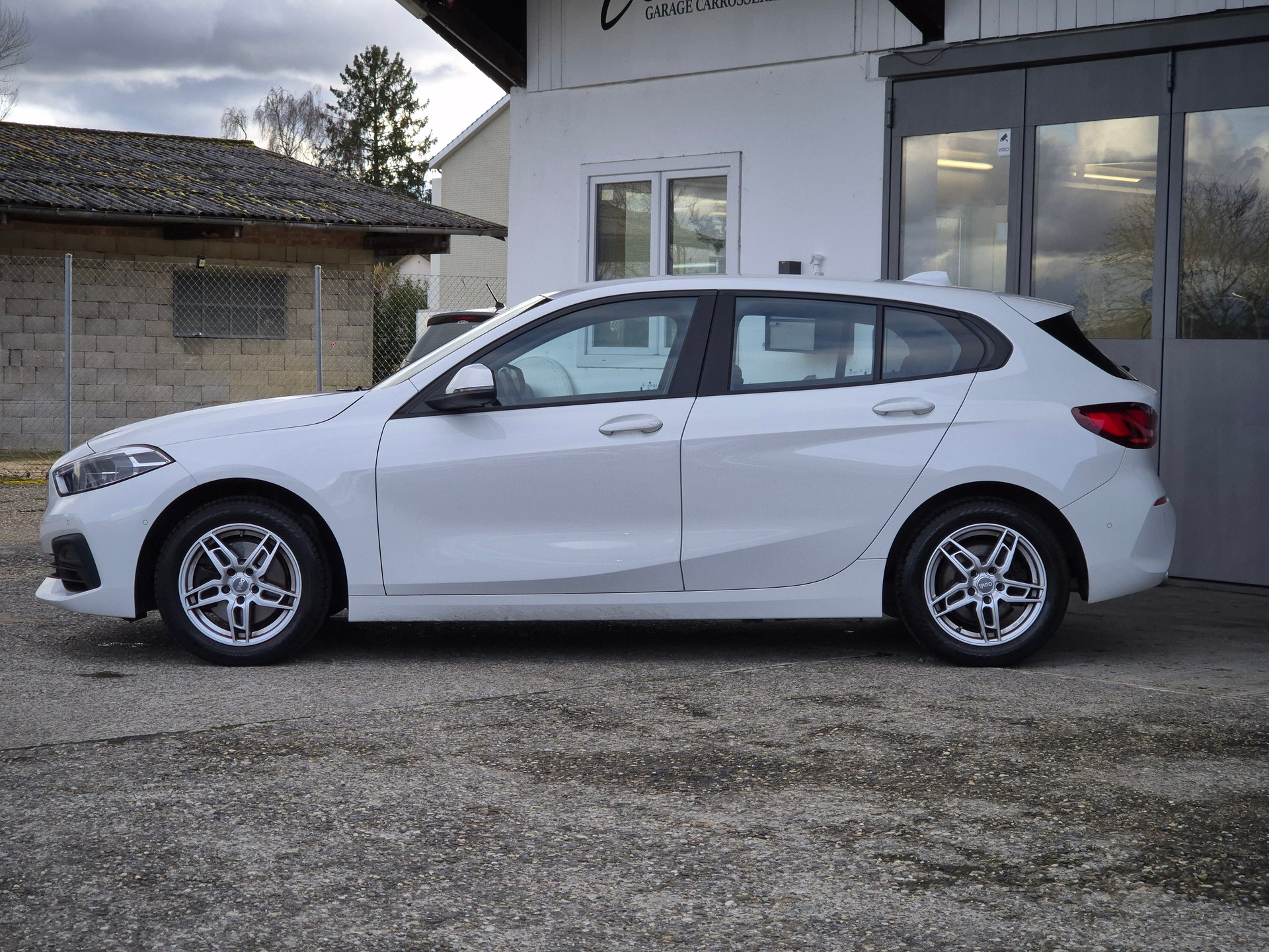 BMW 118i-image-9
