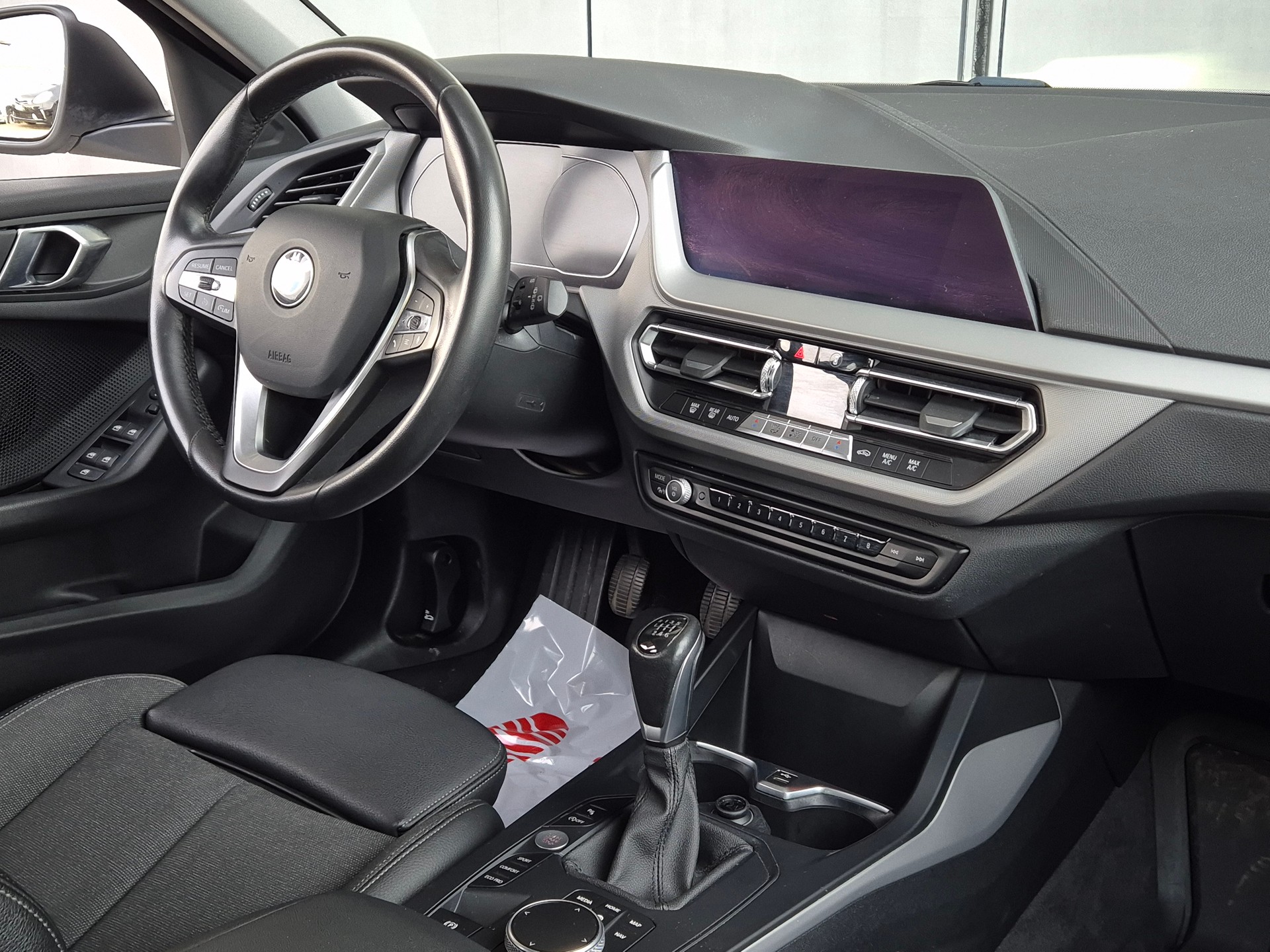 BMW 118i-image-10