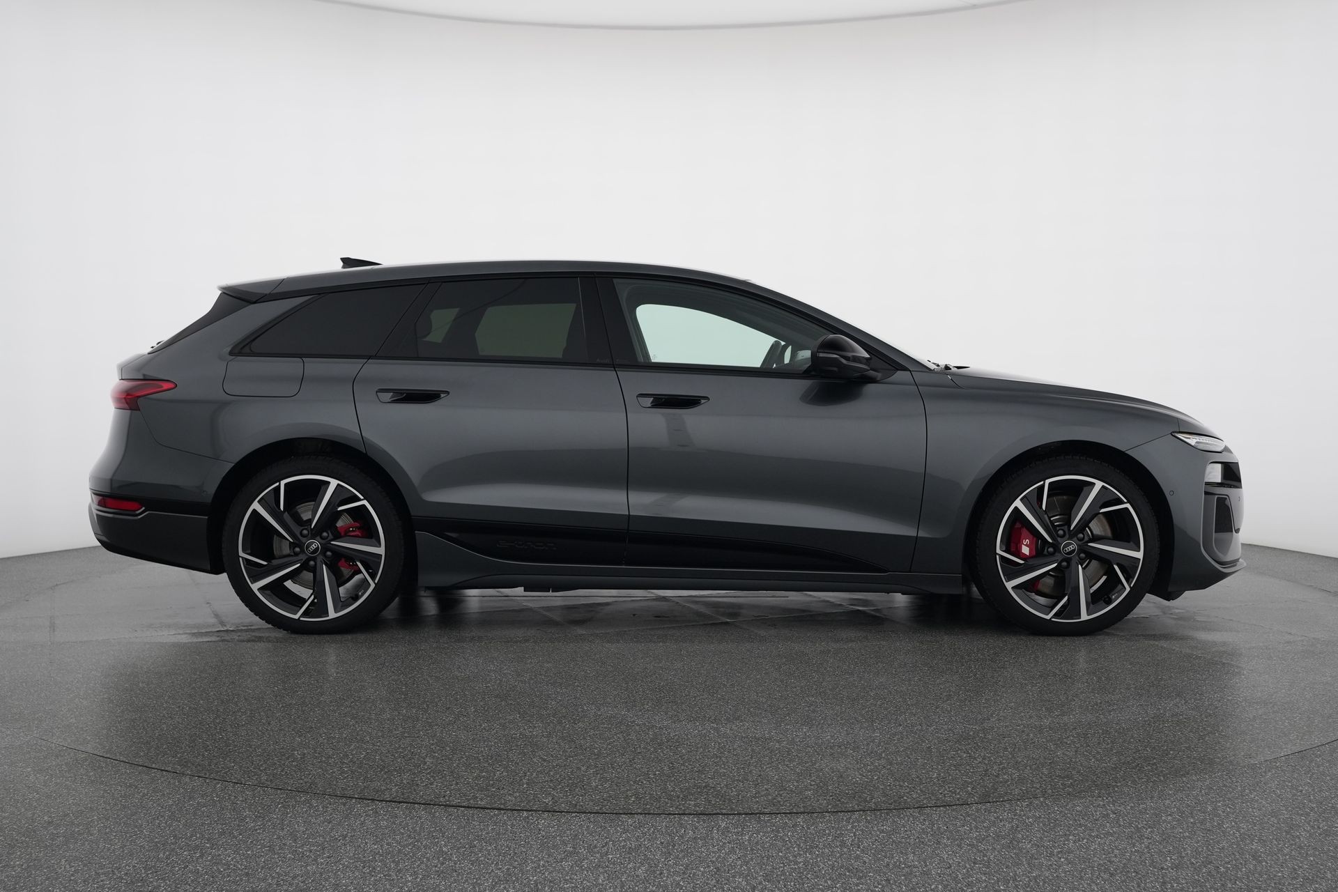 AUDI S6 Avant e-tron quattro-image-4