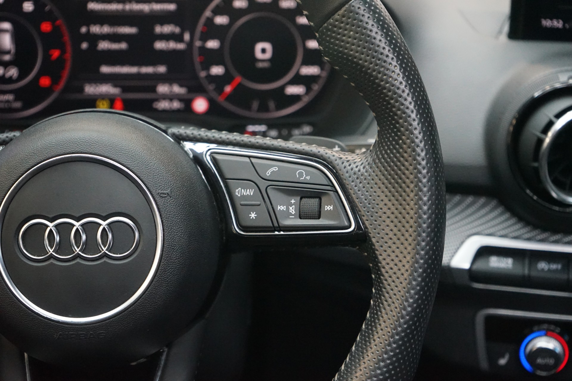 AUDI Q2 2.0 TFSI sport quattro S-tronic-image-9