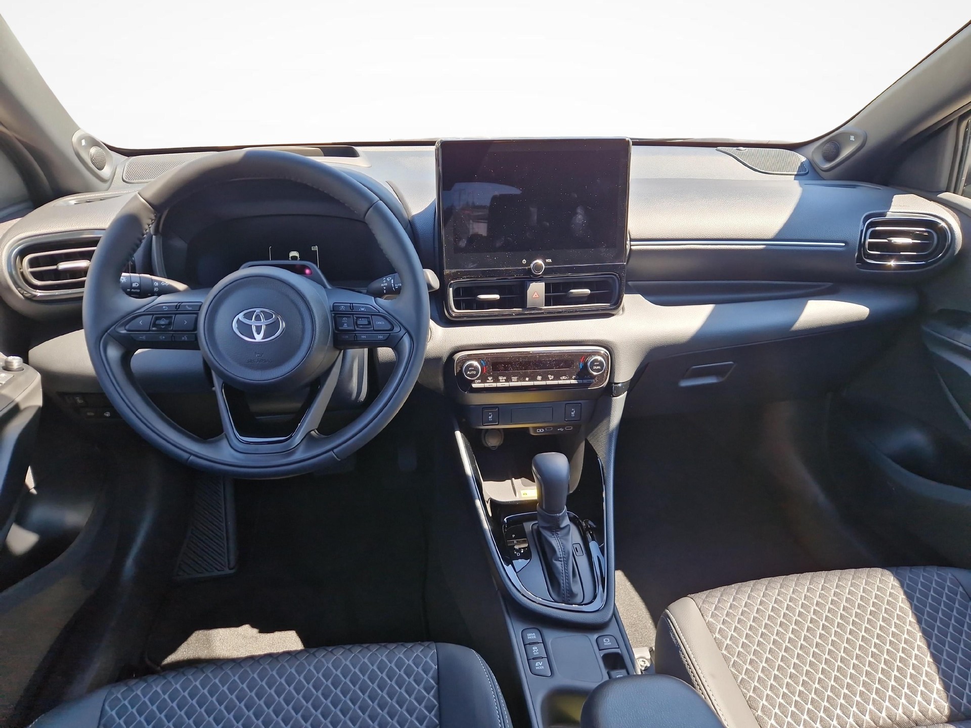 TOYOTA Yaris 1.5 VVT-i HSD Premium-image-8