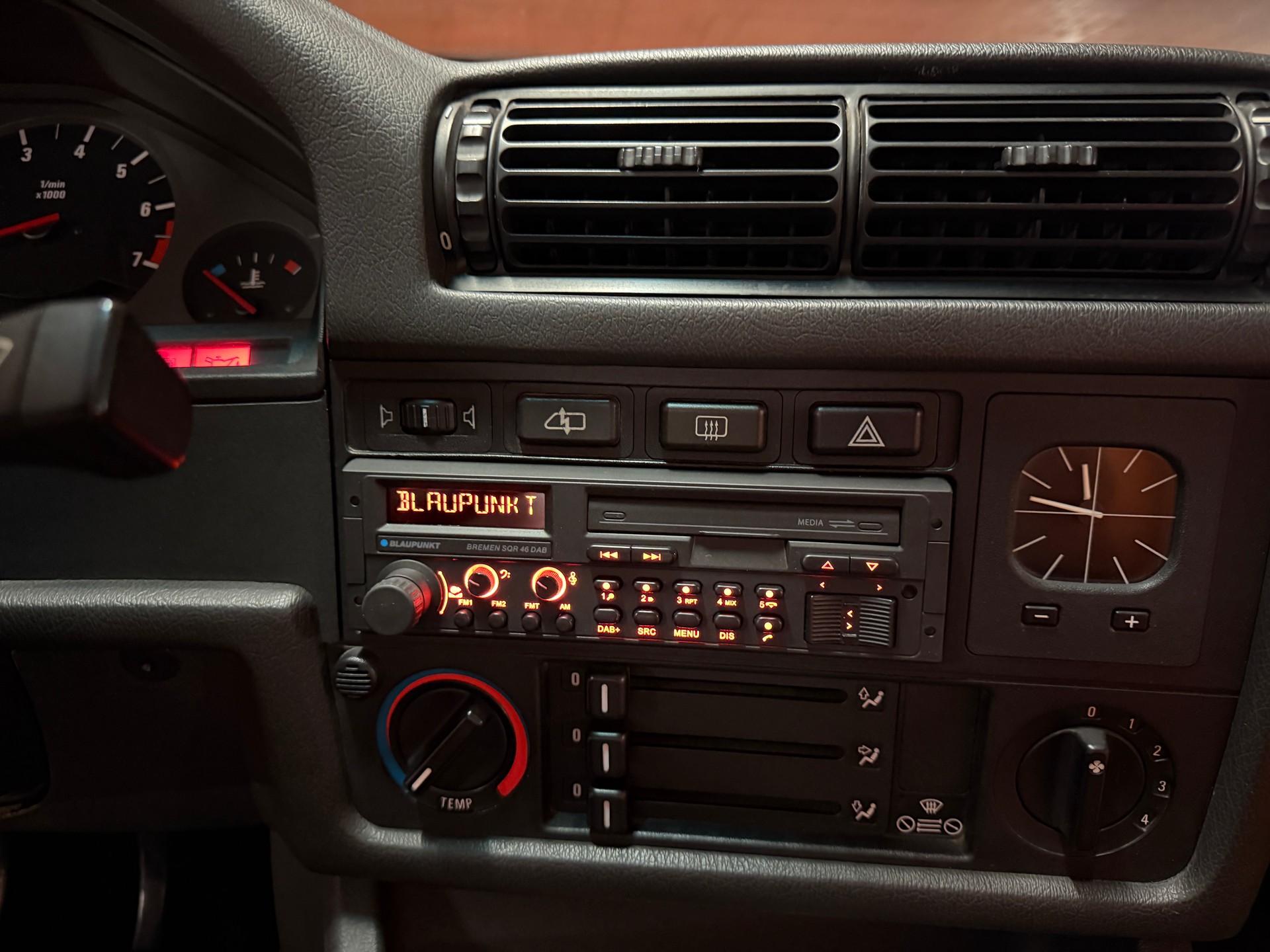 BMW 325i Cabrio-image-15