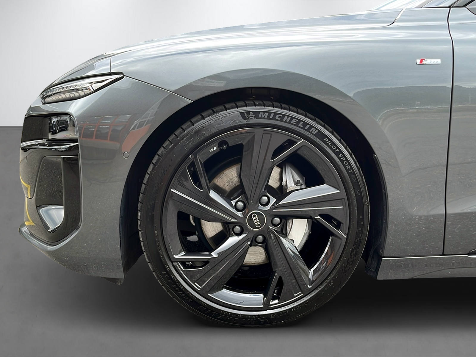 AUDI A6 e-tron Sportback quattro-image-4