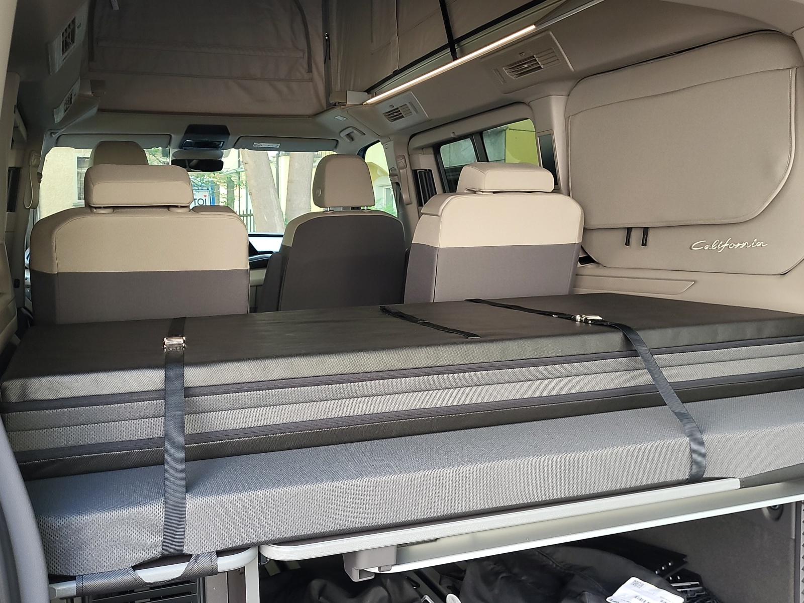 VW California Beach Tour Liberty PHEV Hybrid 4Motion-image-21
