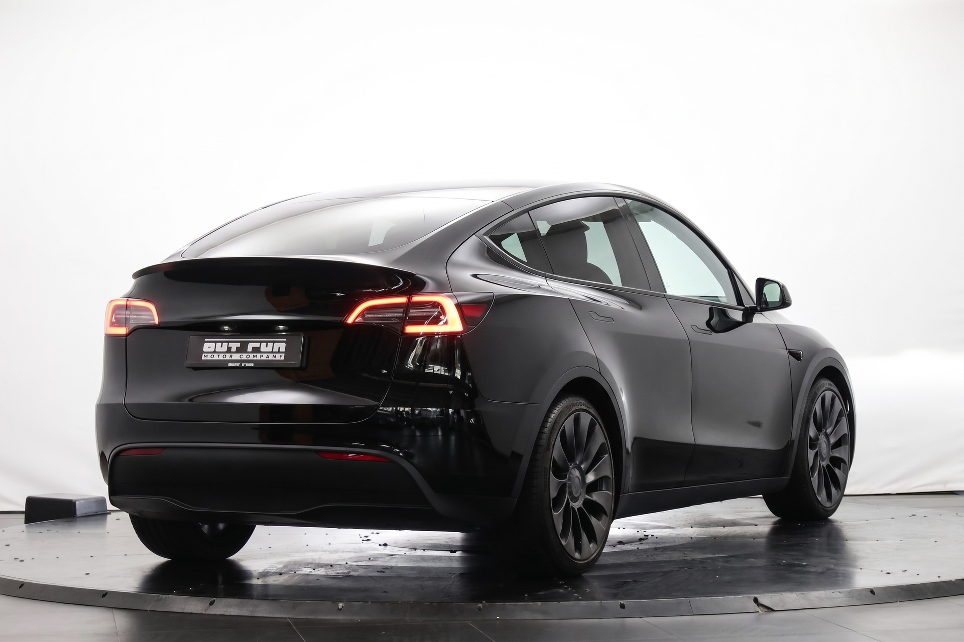 TESLA Model Y Performance-showroom-element-3