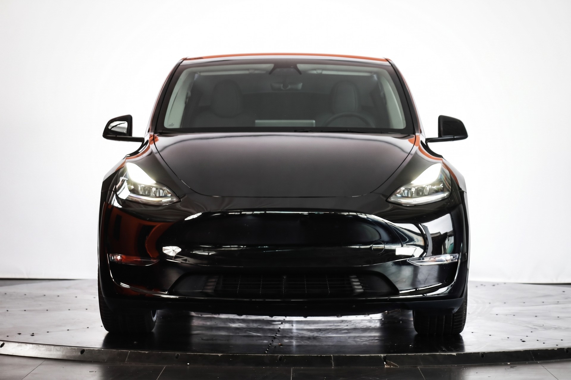 TESLA Model Y Performance-showroom-element-1
