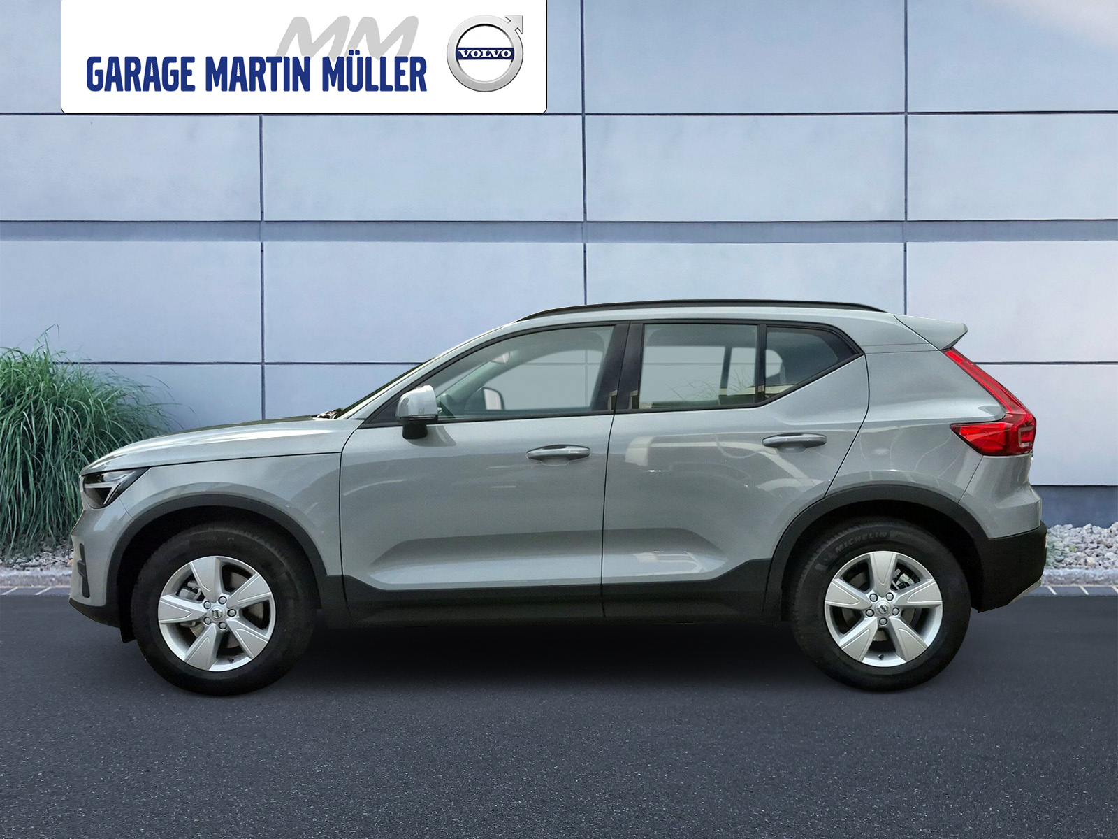 VOLVO XC40 2.0 B3 MH Essential-showroom-element-1