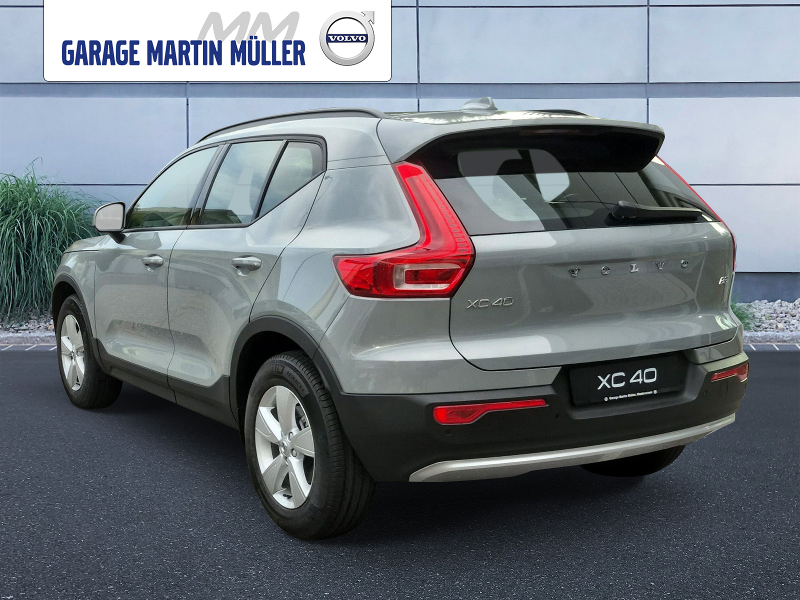 VOLVO XC40 2.0 B3 MH Essential-showroom-element-2