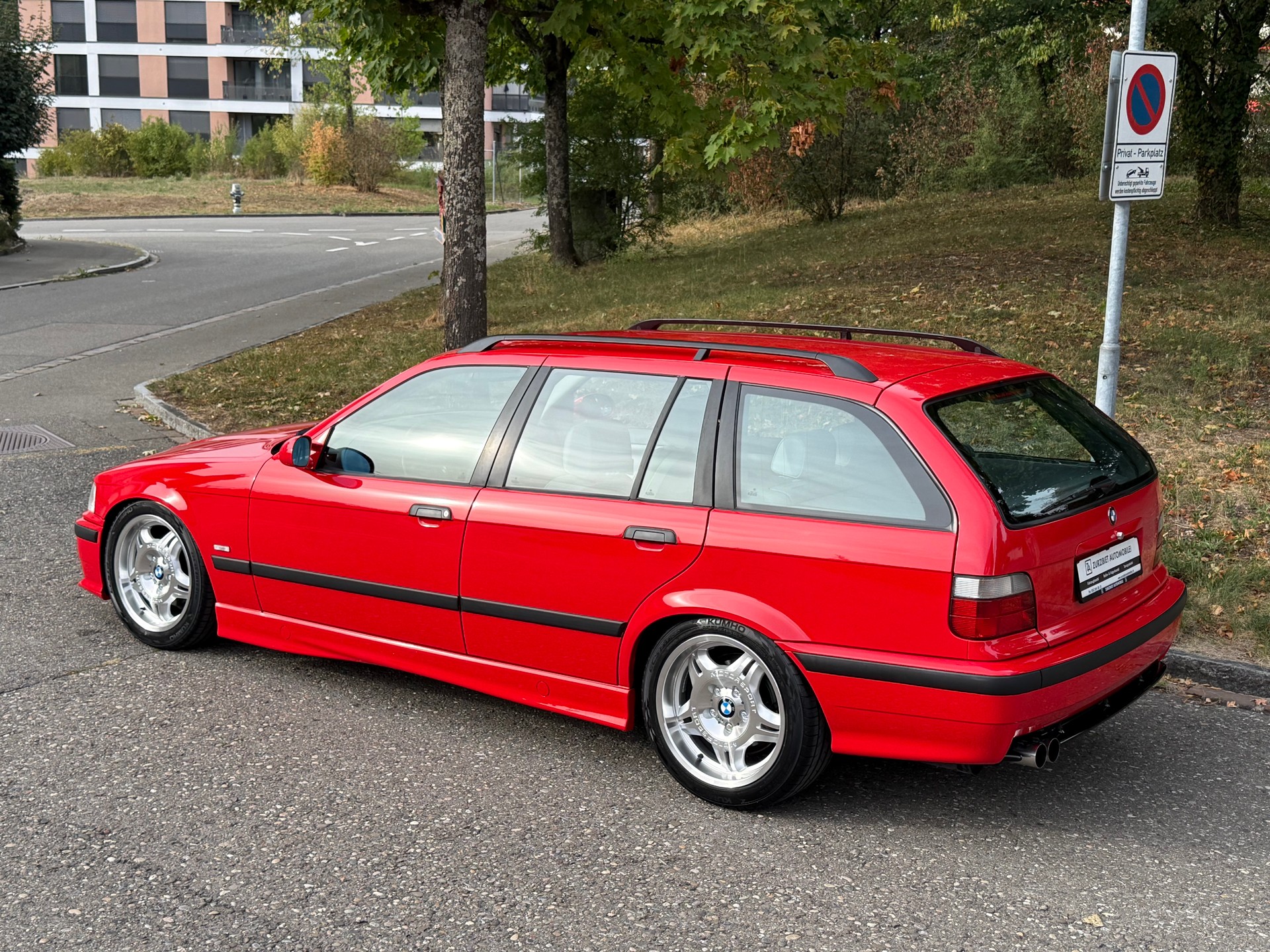 BMW 323i Touring-image-1
