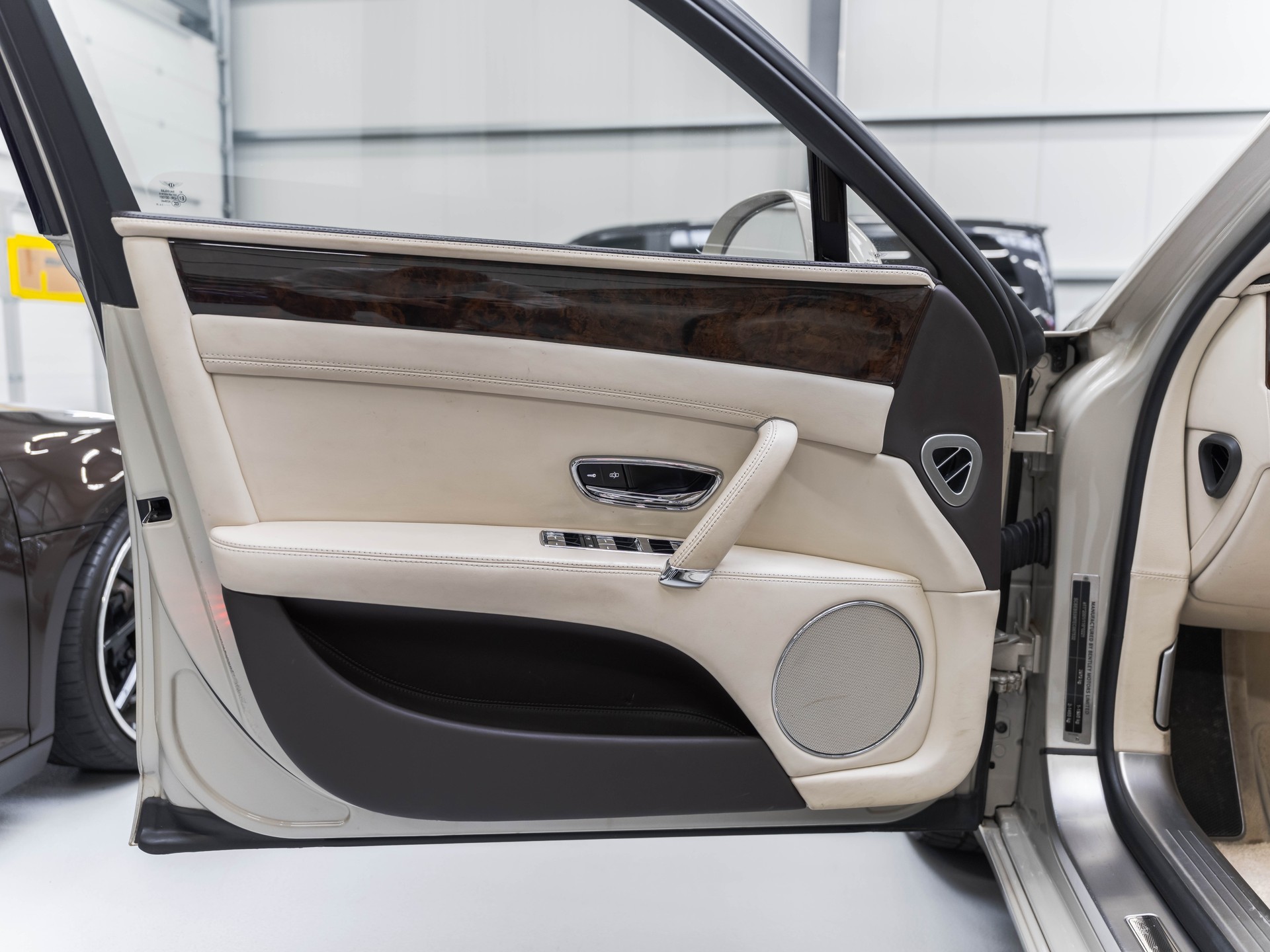 BENTLEY Flying Spur 6.0-image-18