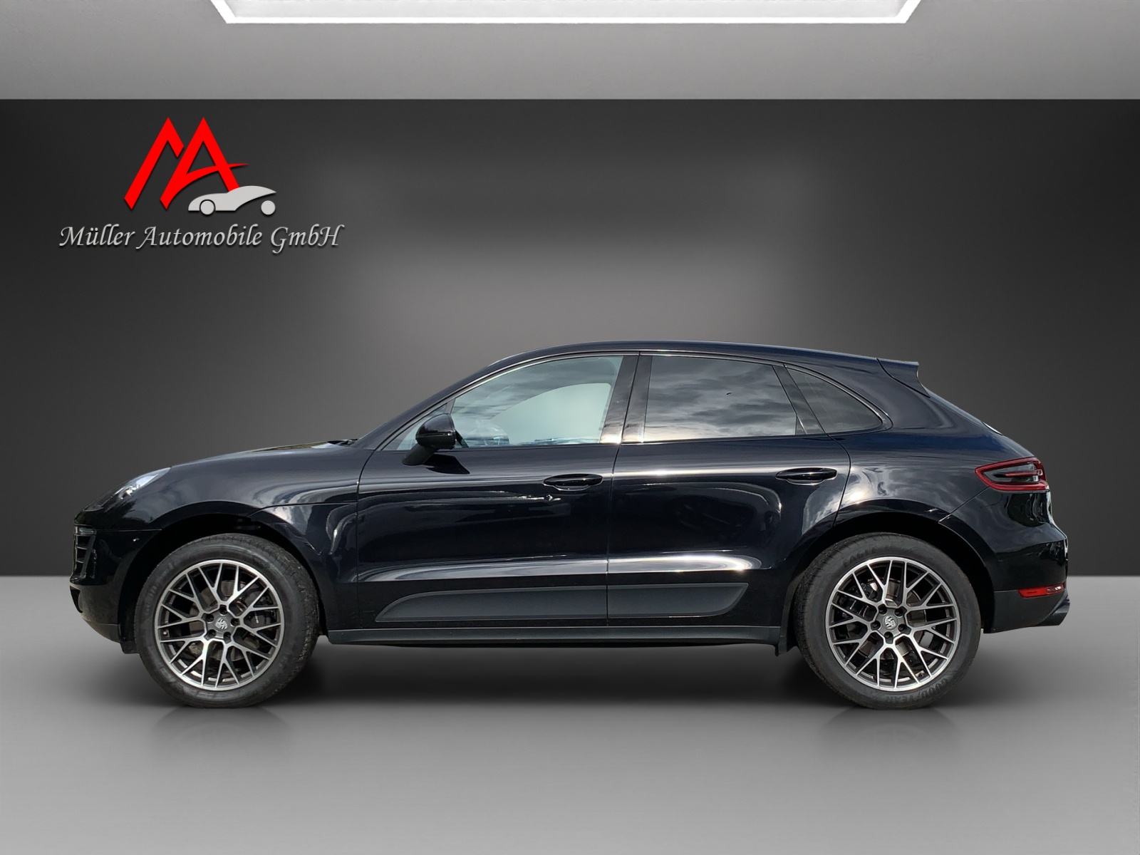 PORSCHE Macan PDK-showroom-element-3