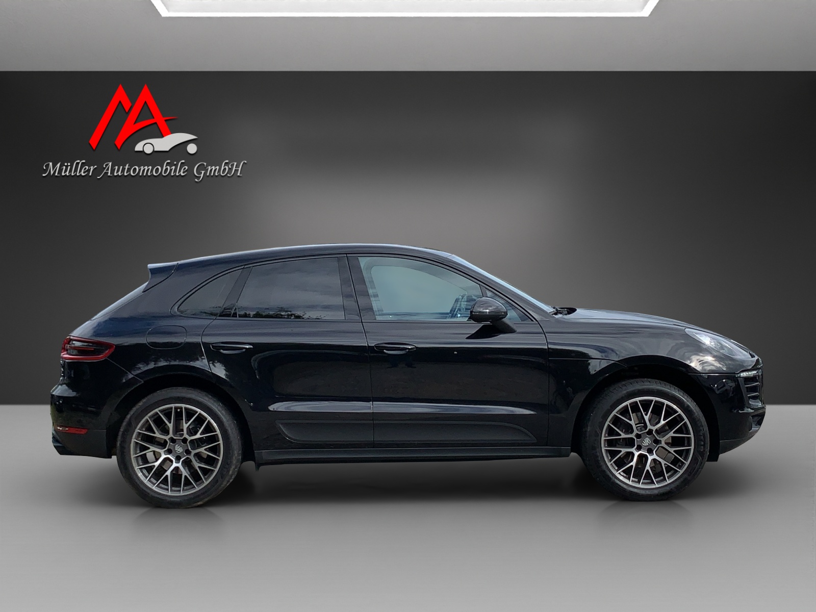 PORSCHE Macan PDK-showroom-element-2