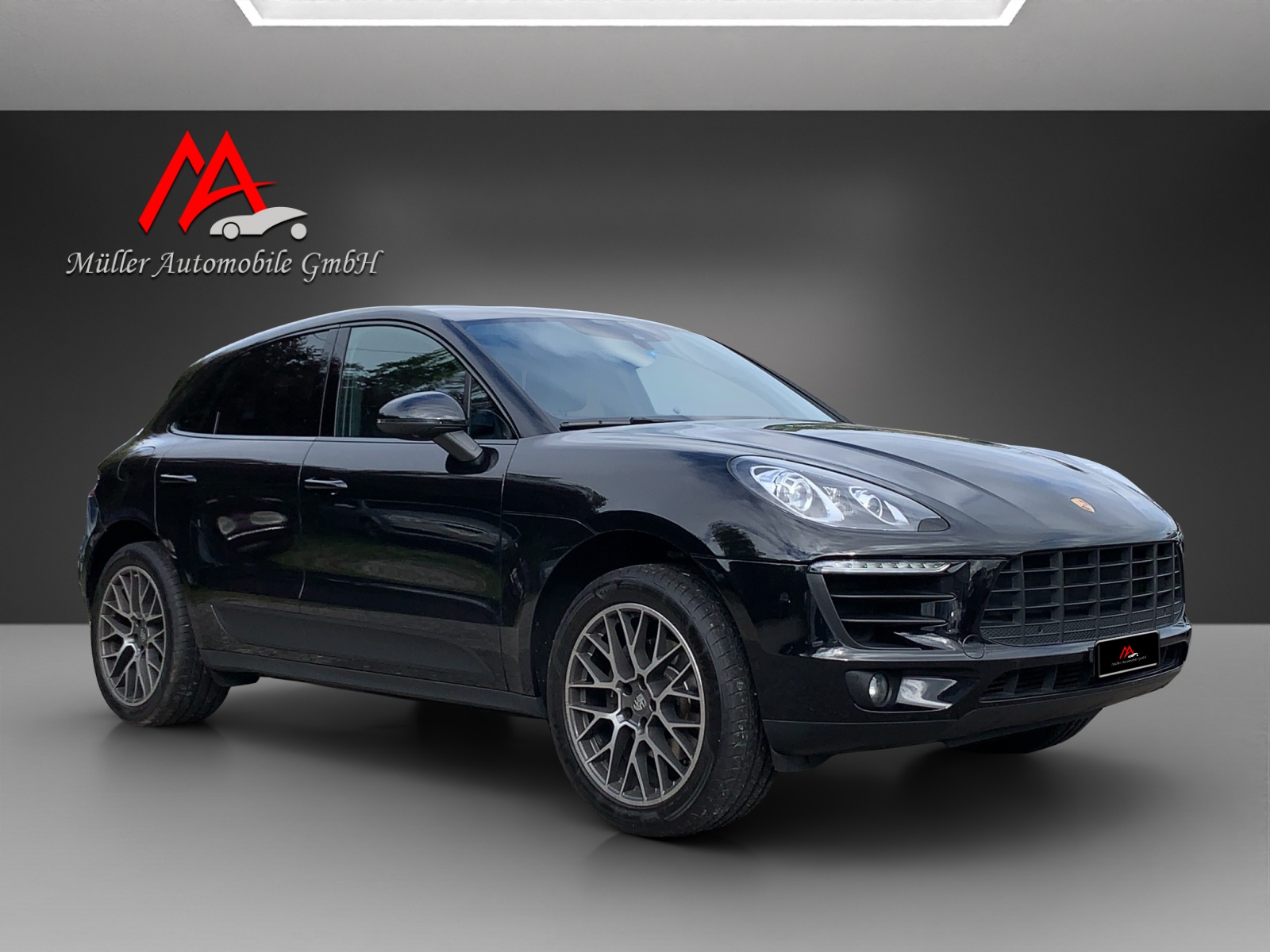 PORSCHE Macan PDK-showroom-element-1