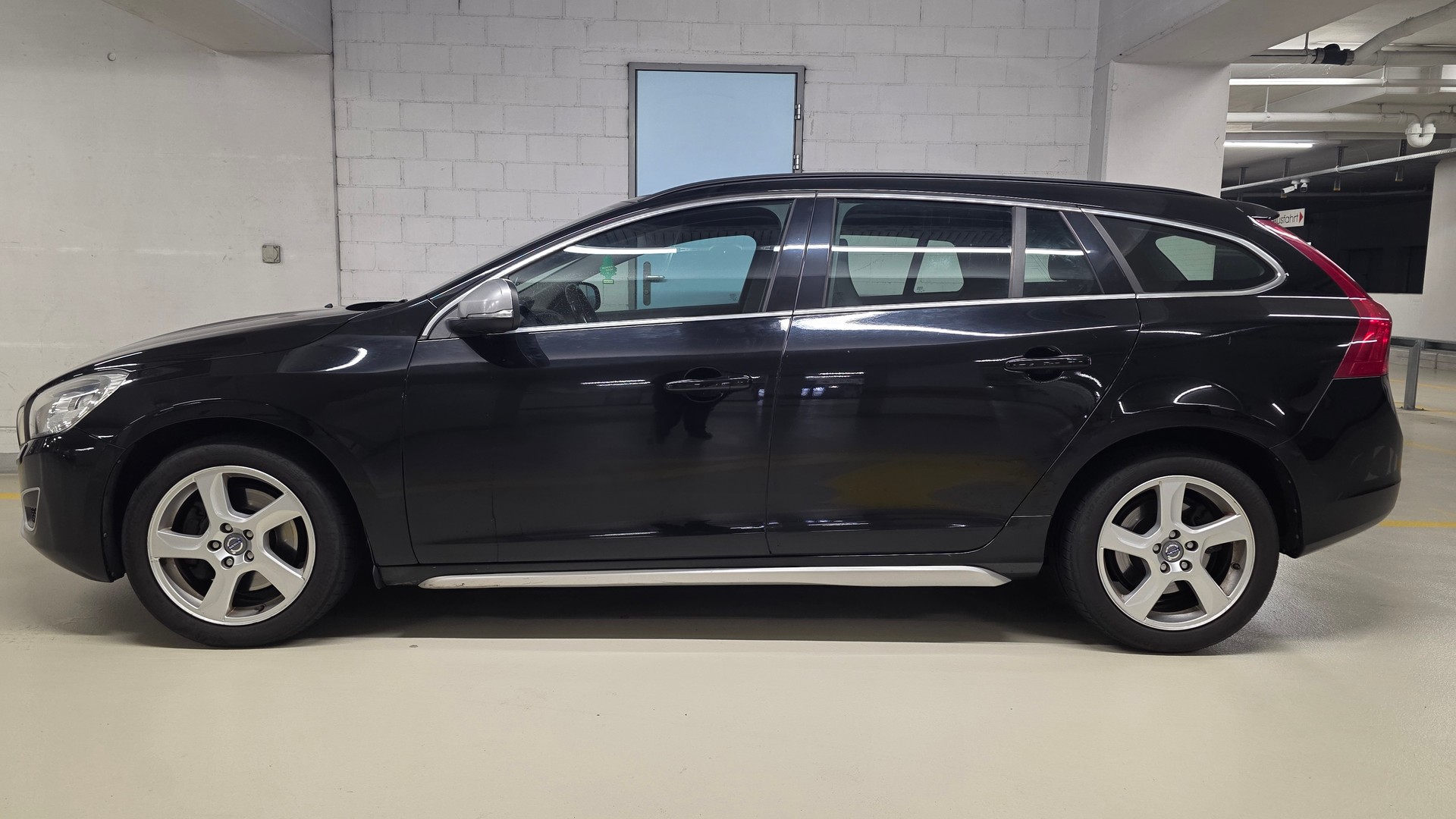 VOLVO V60 D4 AWD Husky Geartronic-image-1