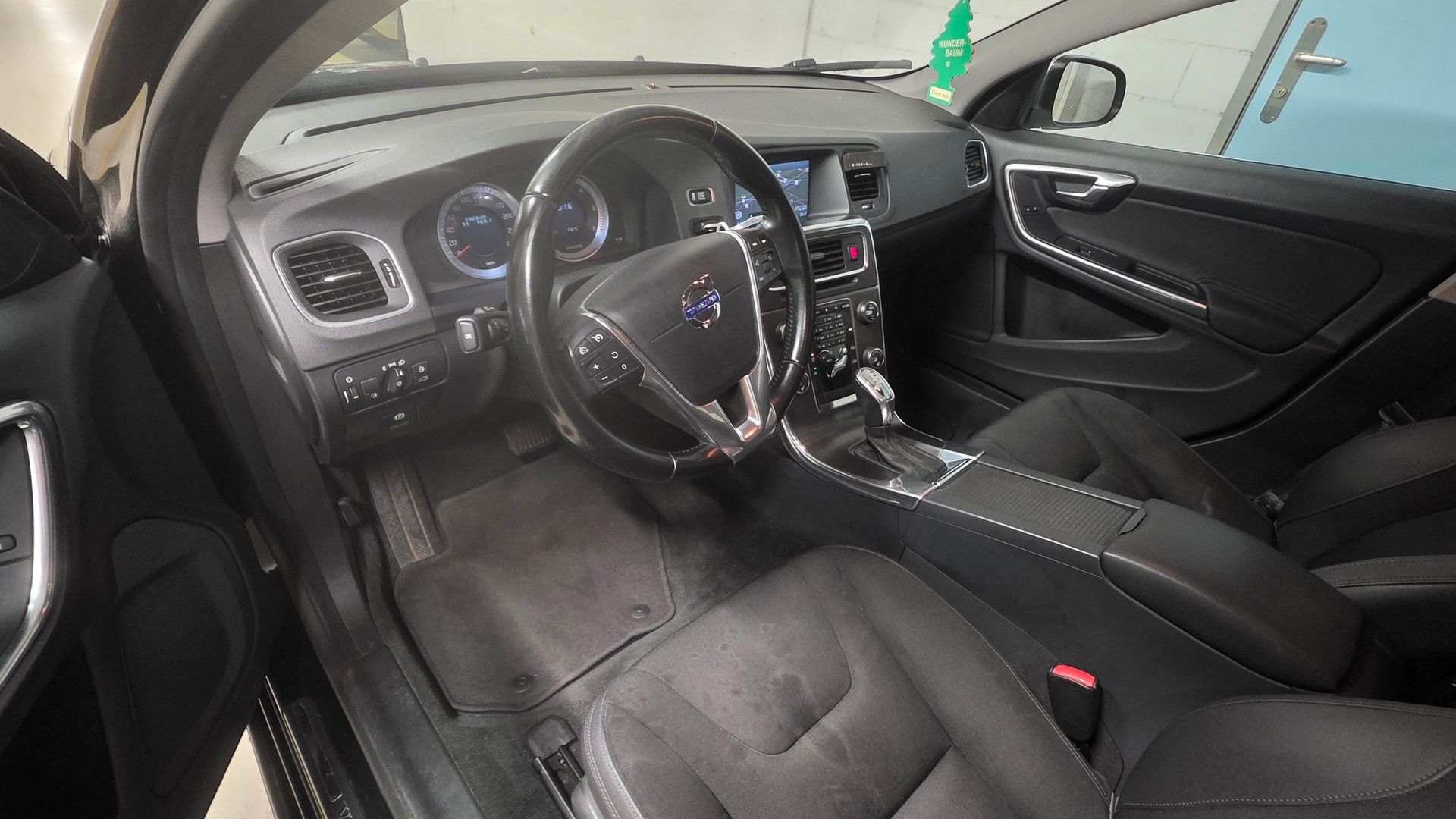VOLVO V60 D4 AWD Husky Geartronic-image-11