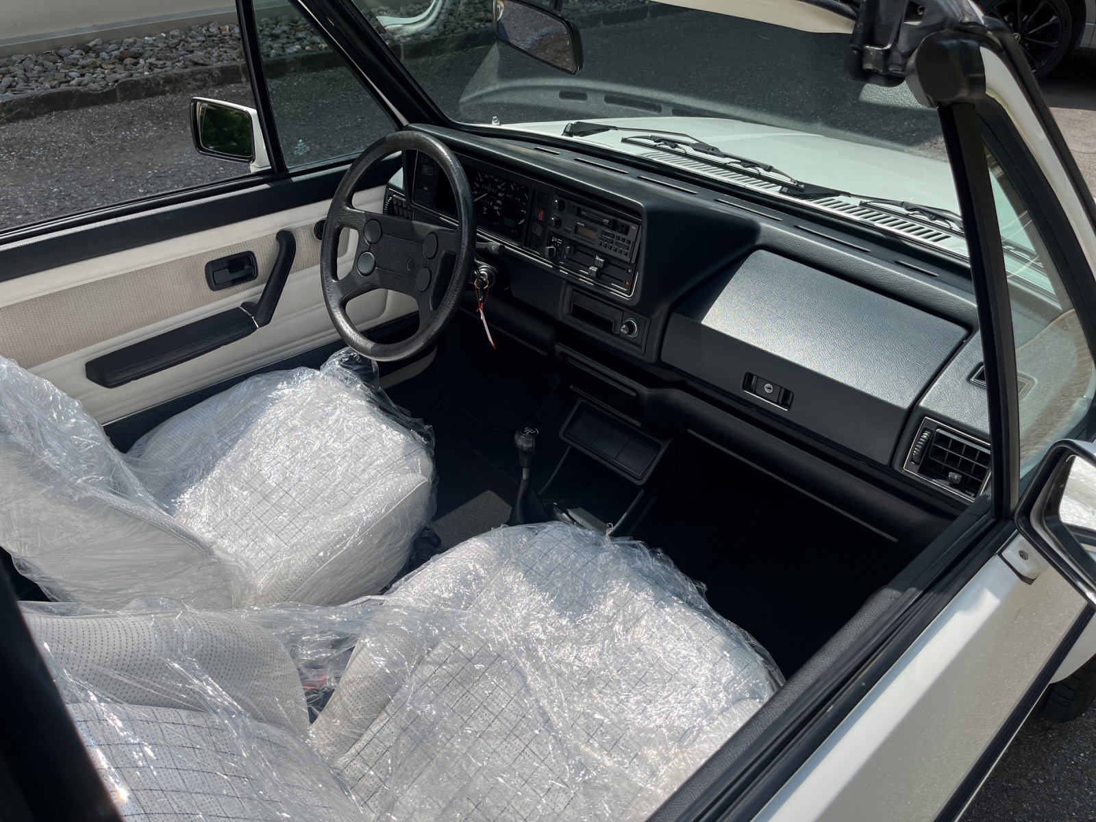 VW Golf Cabriolet 1800 White Special-image-10