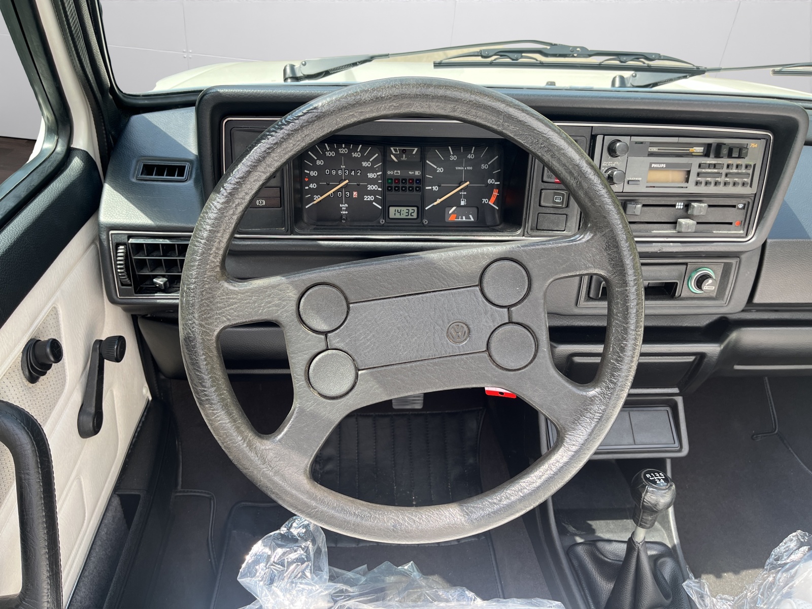 VW Golf Cabriolet 1800 White Special-image-8
