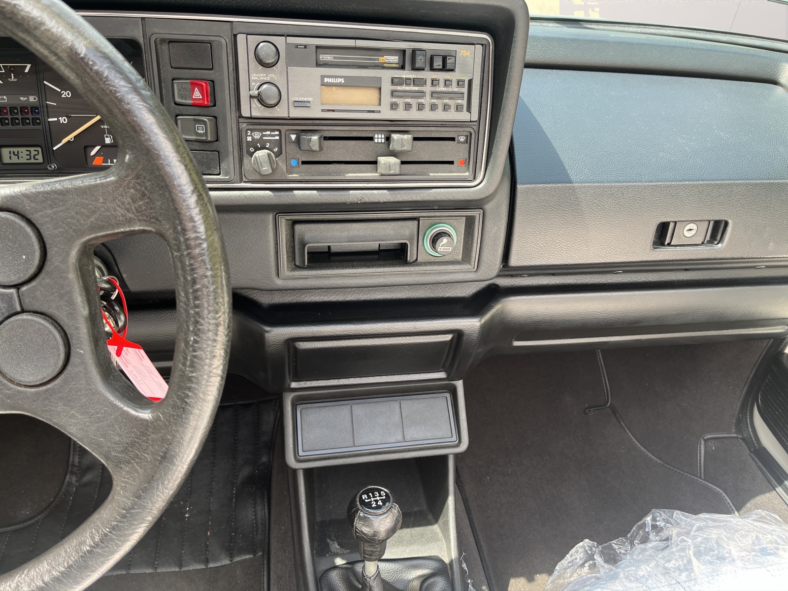 VW Golf Cabriolet 1800 White Special-image-9