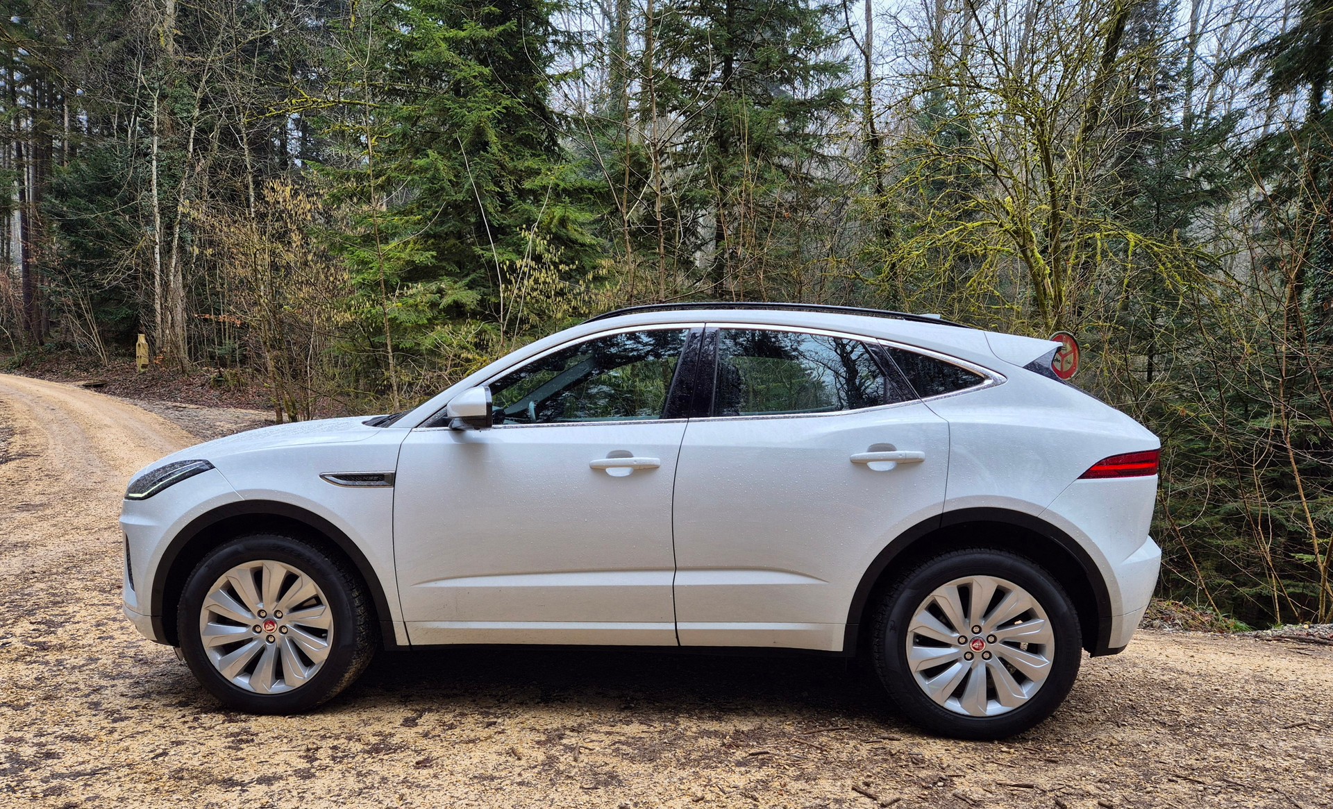 JAGUAR E-Pace D240 AWD | Premium SUV | Navi | LED | Leder | CH-Fahrzeug-image-3