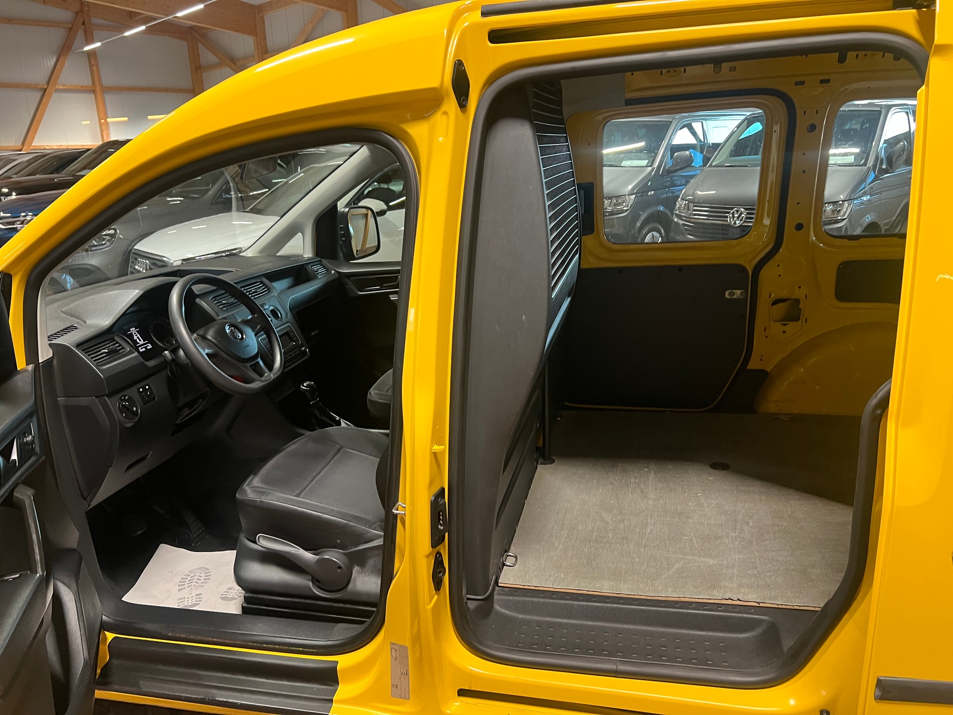 VW Caddy 2.0TDI BlueMotion Technology-image-12