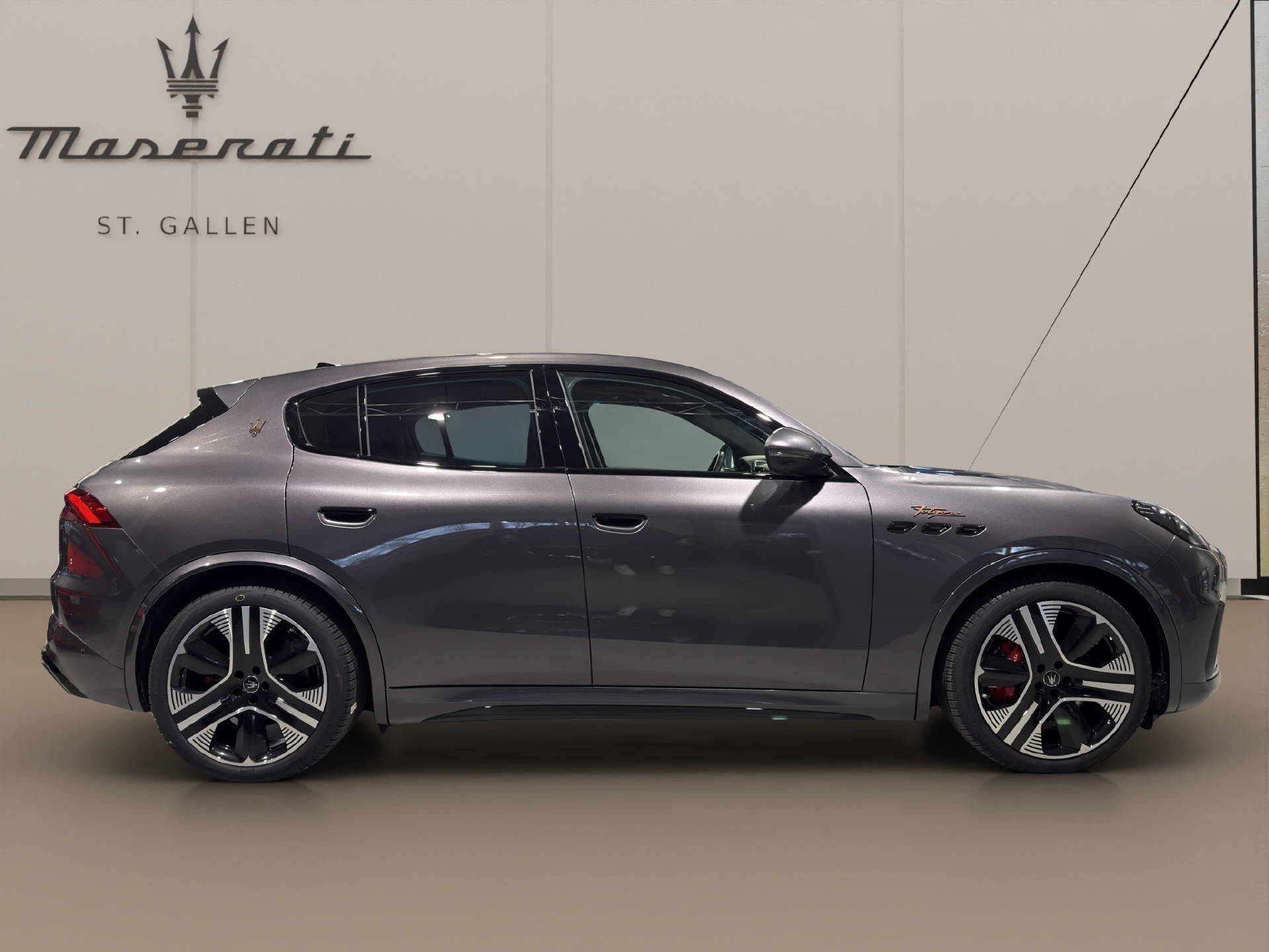 MASERATI Grecale Folgore-showroom-element-3