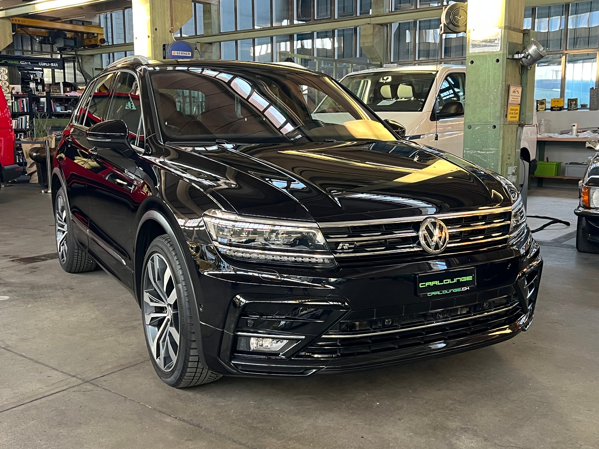 VW Tiguan 2.0TSI Highline 4Motion ***** R-Line Paket ***** DSG-image-13