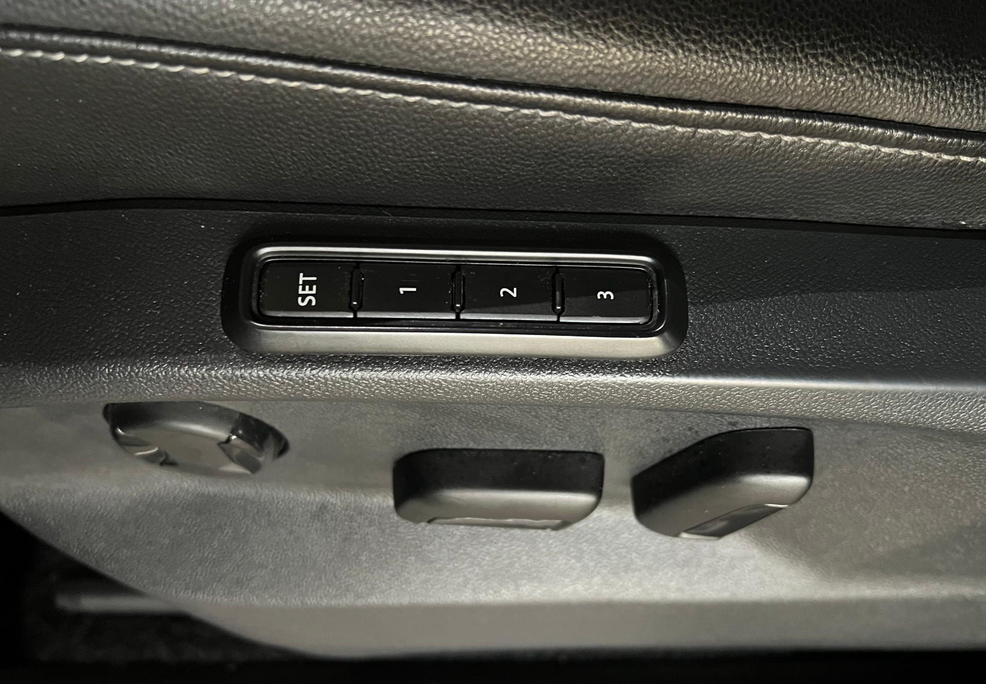 VW Tiguan 2.0TSI Highline 4Motion ***** R-Line Paket ***** DSG-image-10